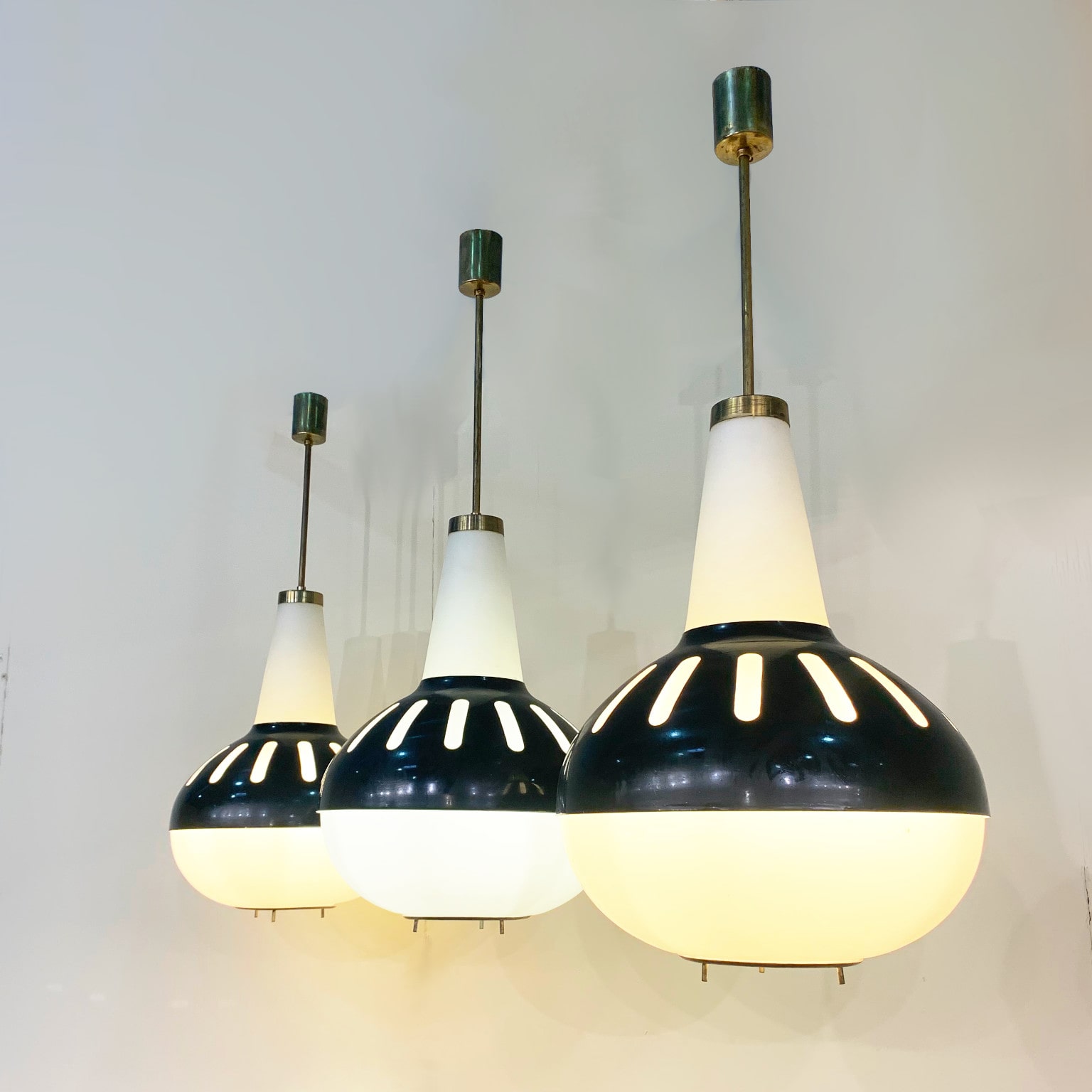 Max Ingrand per Fontana Arte <br> Set di 3 lampade a sospensione mod. 1954 anni 50 - immagine 2