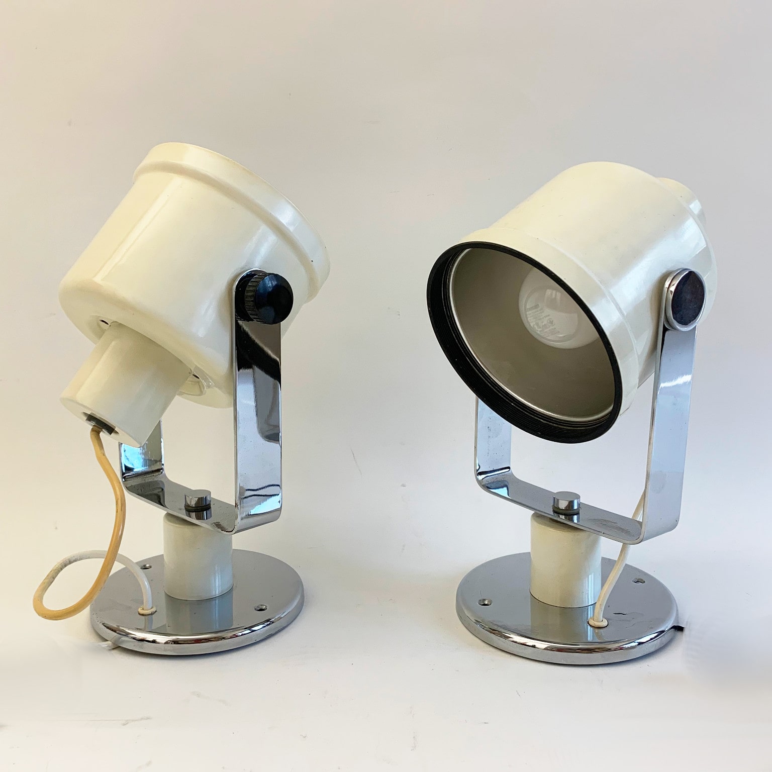 Coppia di faretti da muro mod. A433 <br> Luci Milano anni 70 - immagine 2