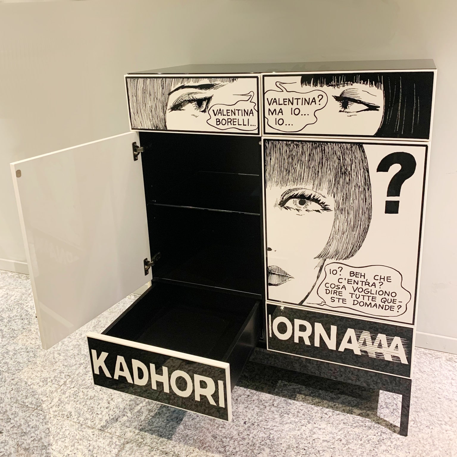 Giuseppe Canevese per Capodopera <br> Mobile contenitore mod. Kadhorna - Valentina © Guido Crepax - immagine 6