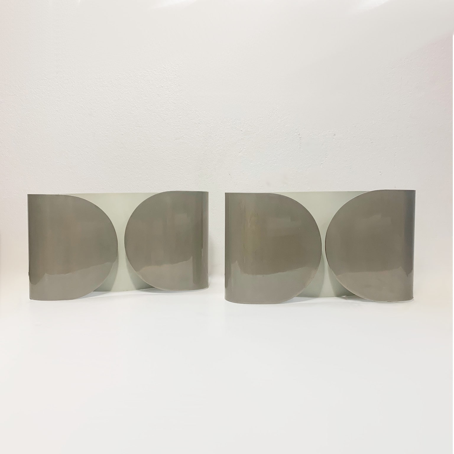 Tobia Scarpa per Flos <br> Coppia di lampade da muro mod. Foglio anni 70