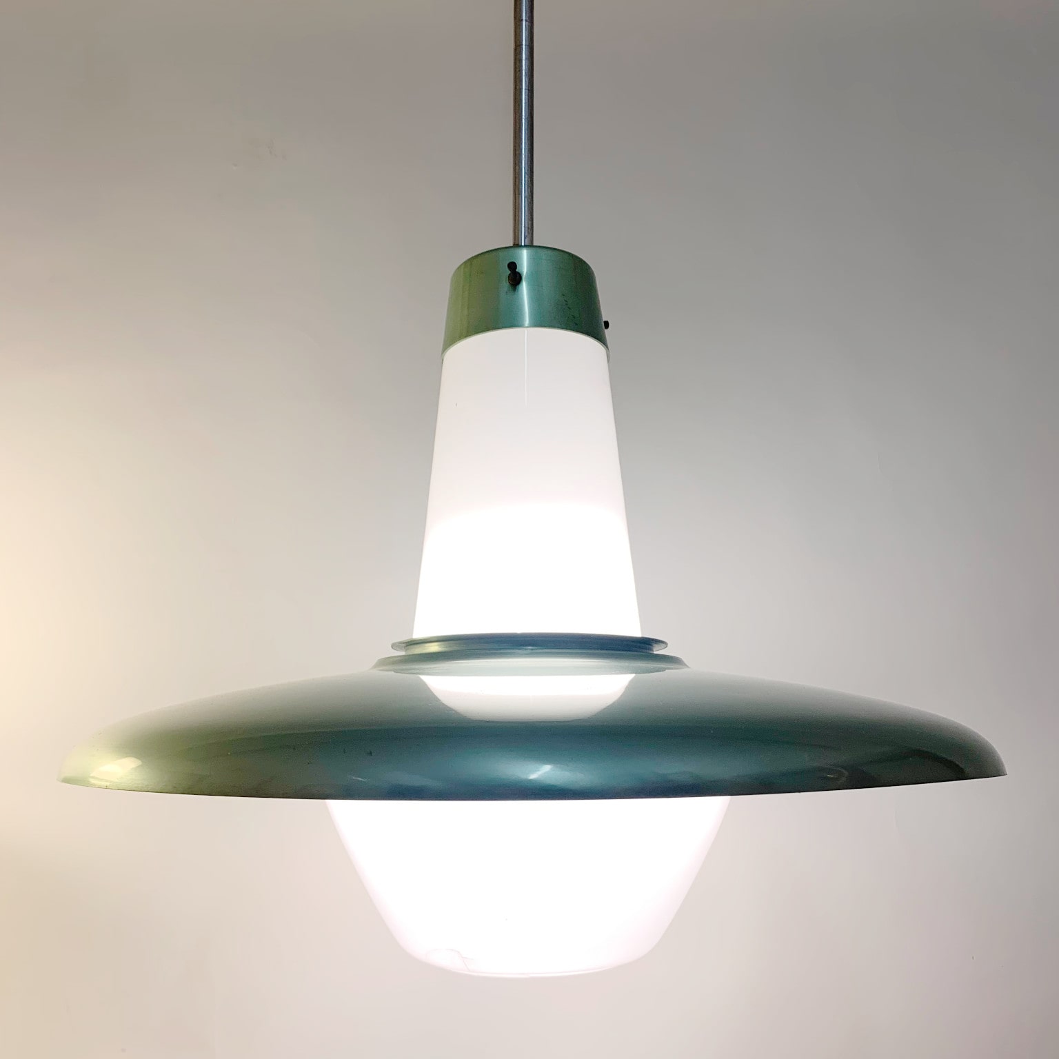 Lampada a sospensione in vetro e alluminio (2) <br> Italia, anni 60