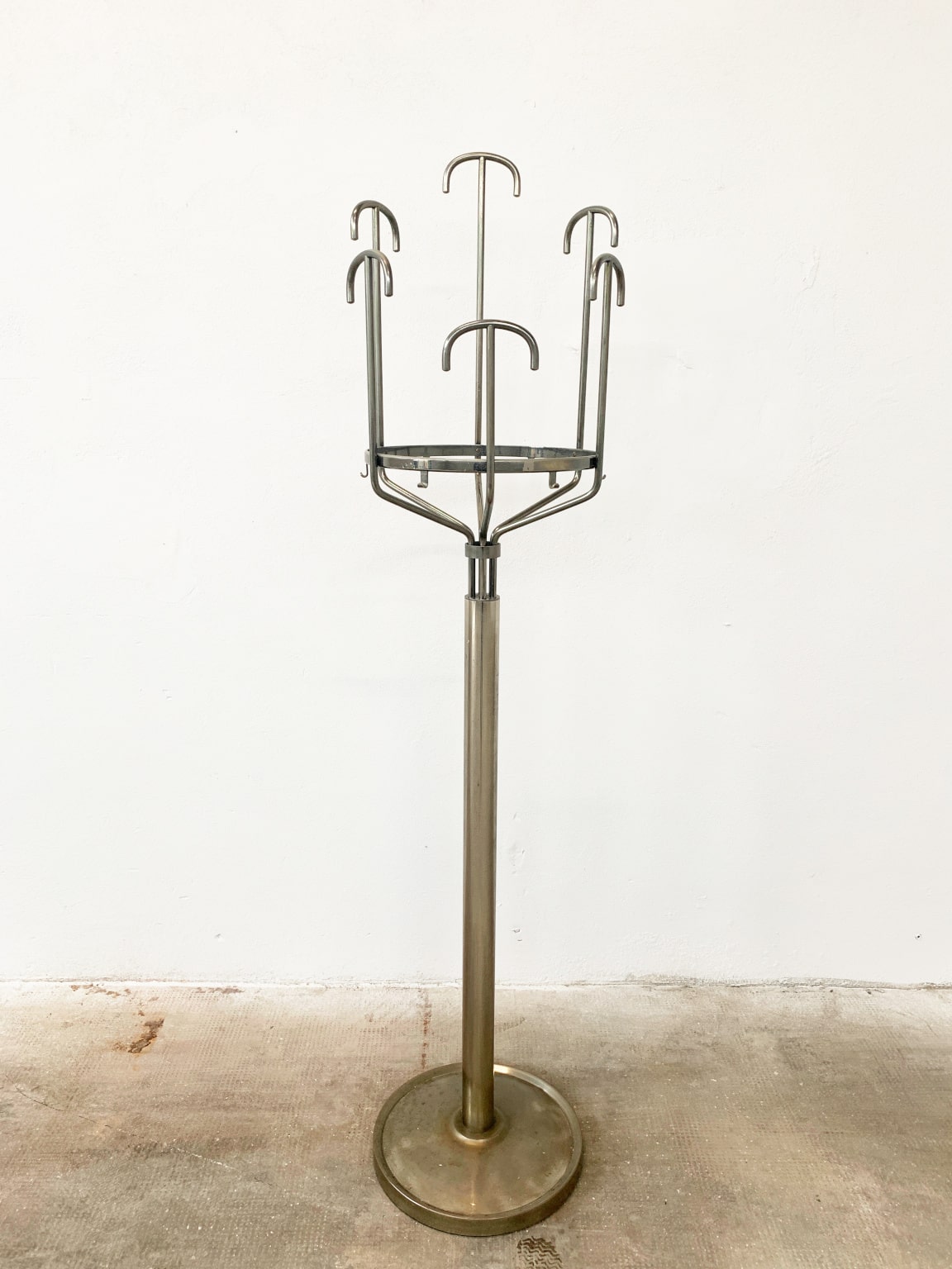 BBPR <br> Appendiabiti da terra mod. Melpomene, prod. Artemide - immagine 2