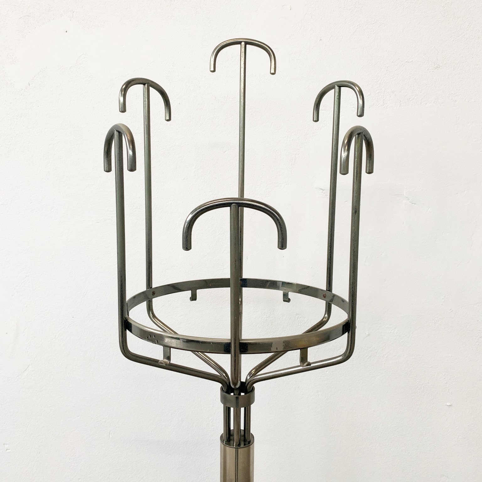 BBPR <br> Appendiabiti da terra mod. Melpomene, prod. Artemide - immagine 3