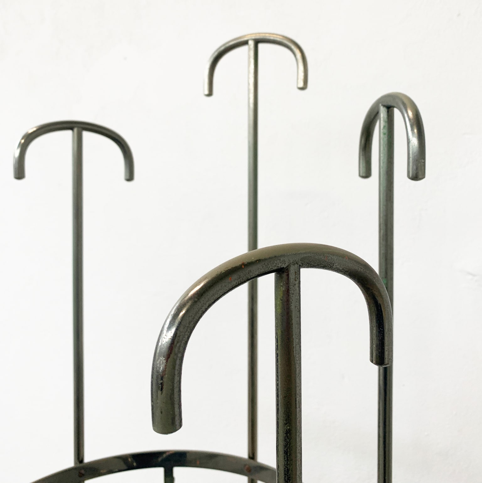 BBPR <br> Appendiabiti da terra mod. Melpomene, prod. Artemide - immagine 5