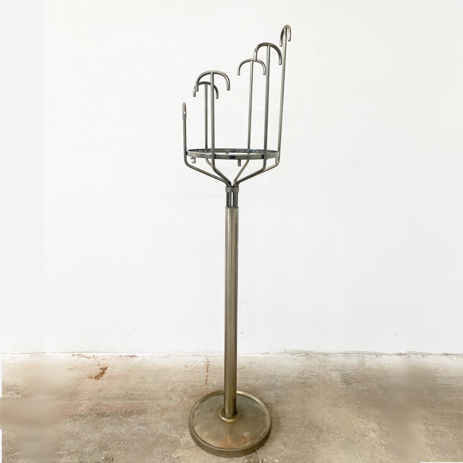 BBPR <br> Appendiabiti da terra mod. Melpomene, prod. Artemide
