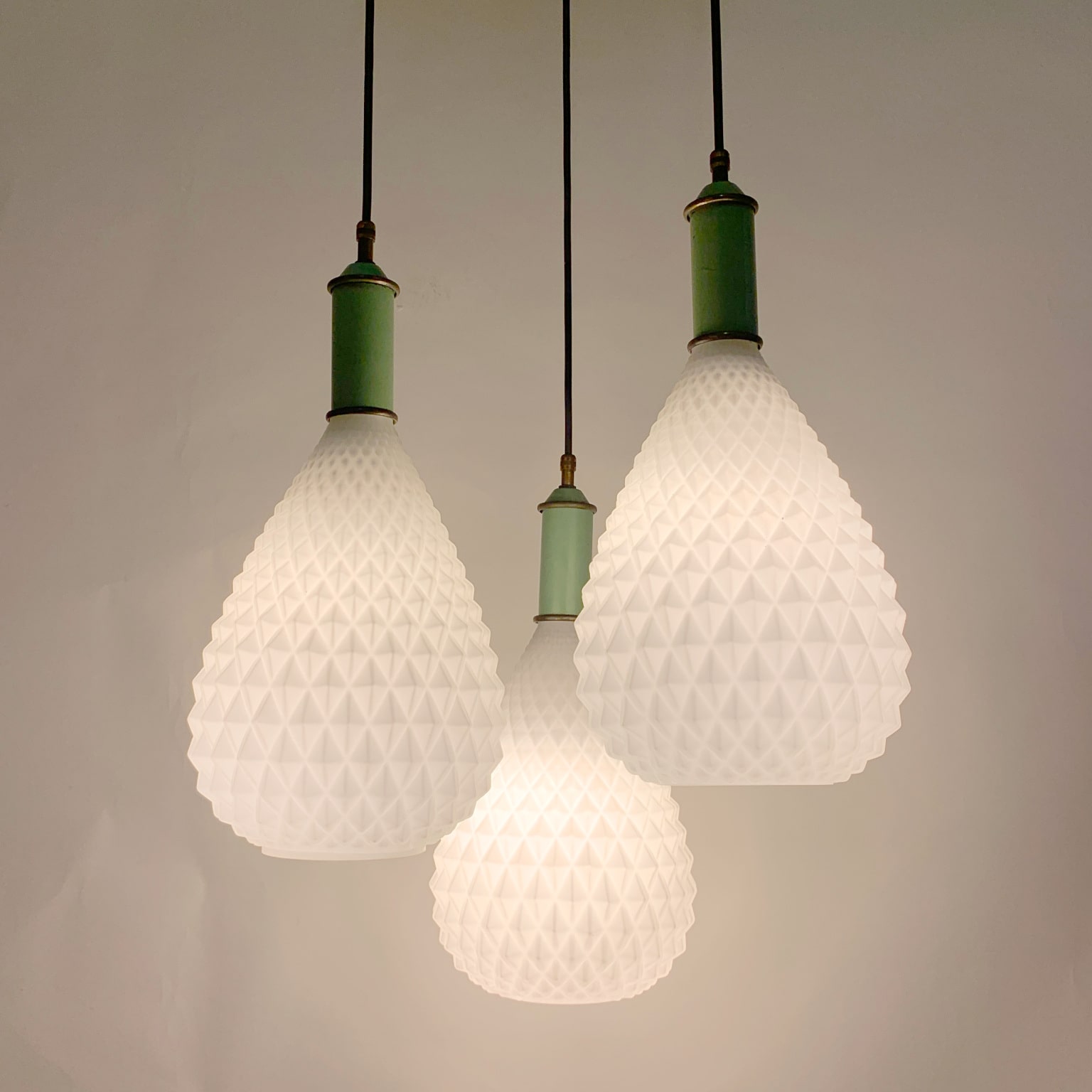 Lampadario anni 50 con 3 vetri pendenti - immagine 2