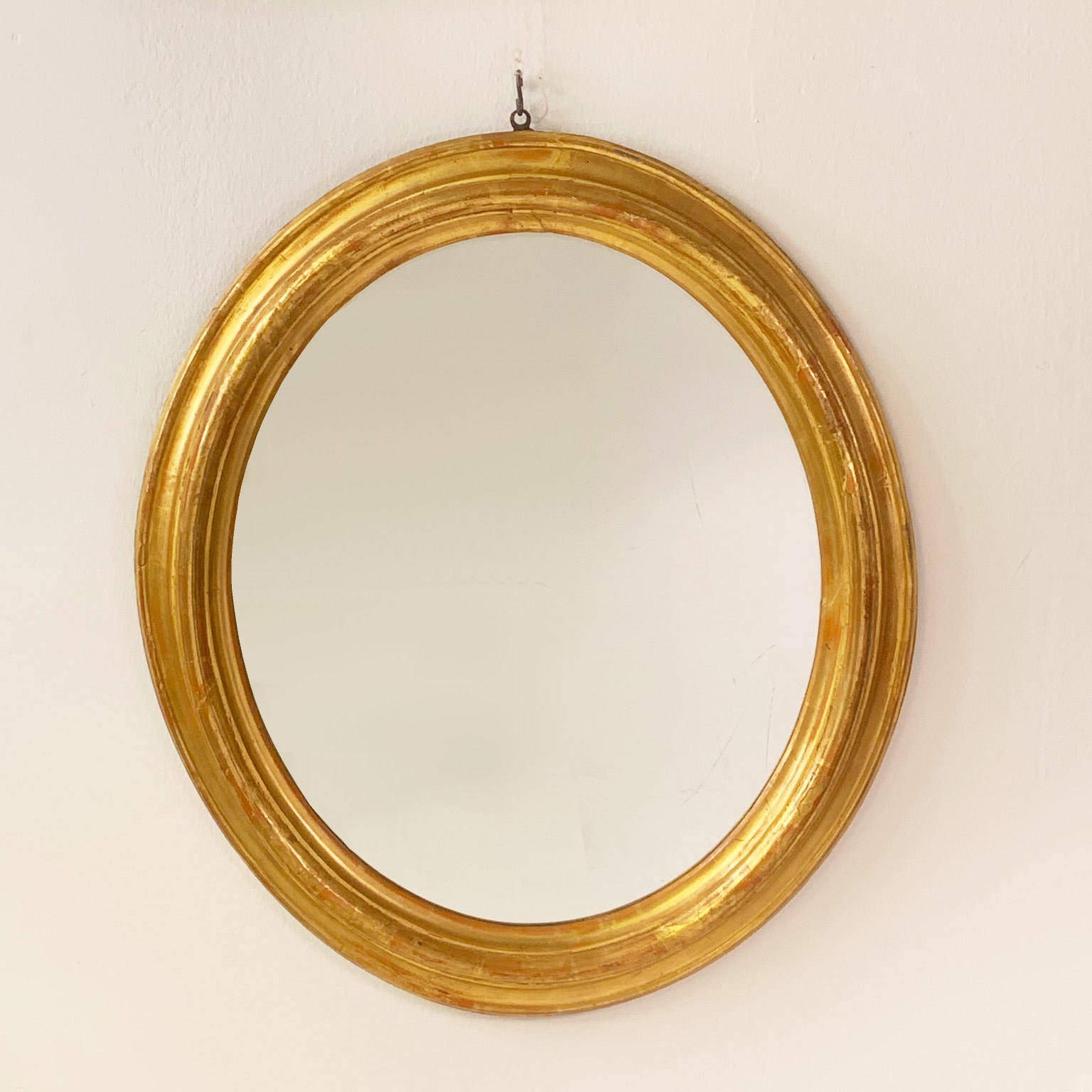 Specchiera ovale in legno dorato <br> Italia fine sec. XIX