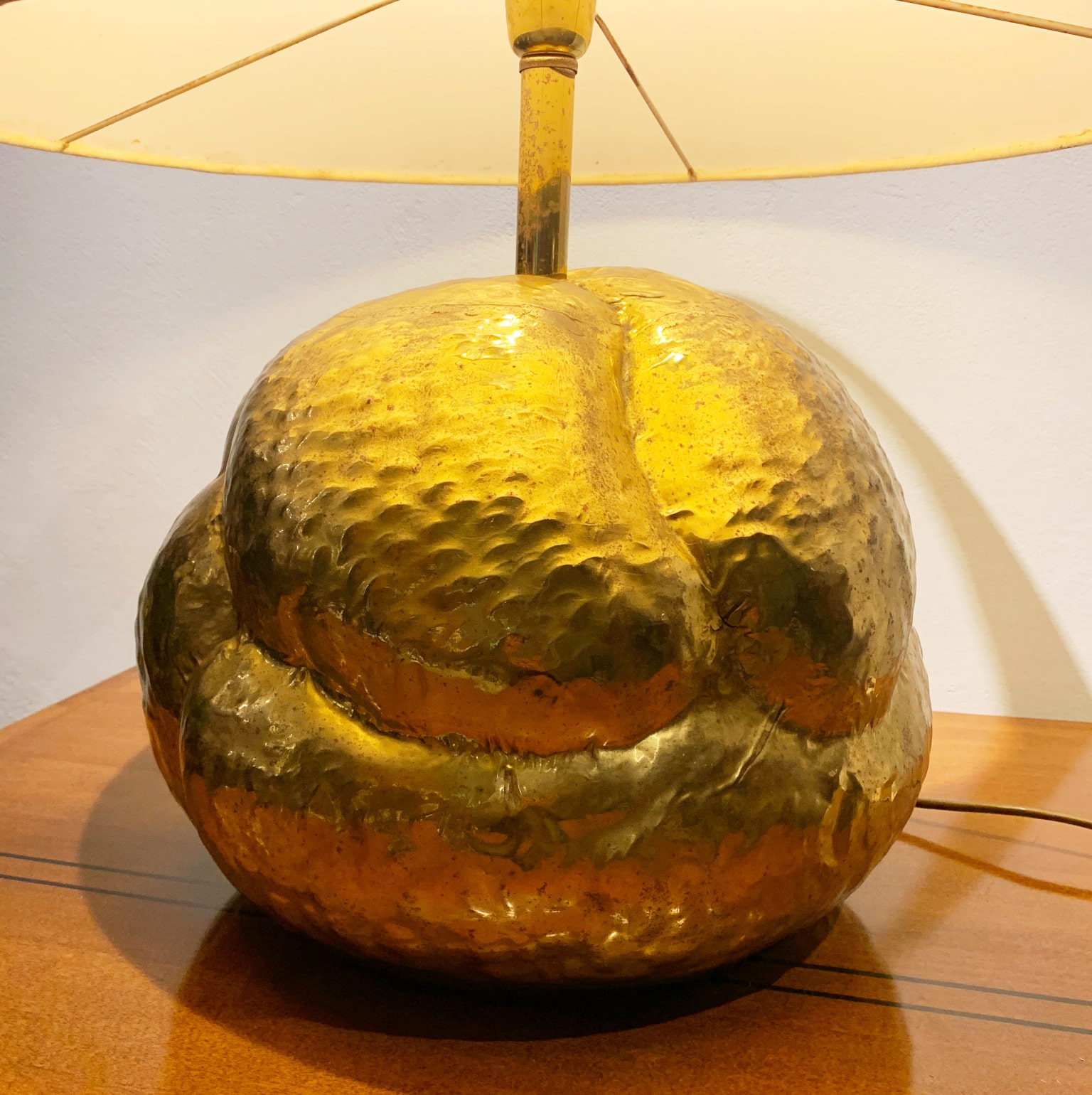 Lampada da appoggio in ottone sbalzato <br> Italia anni 70 - immagine 2
