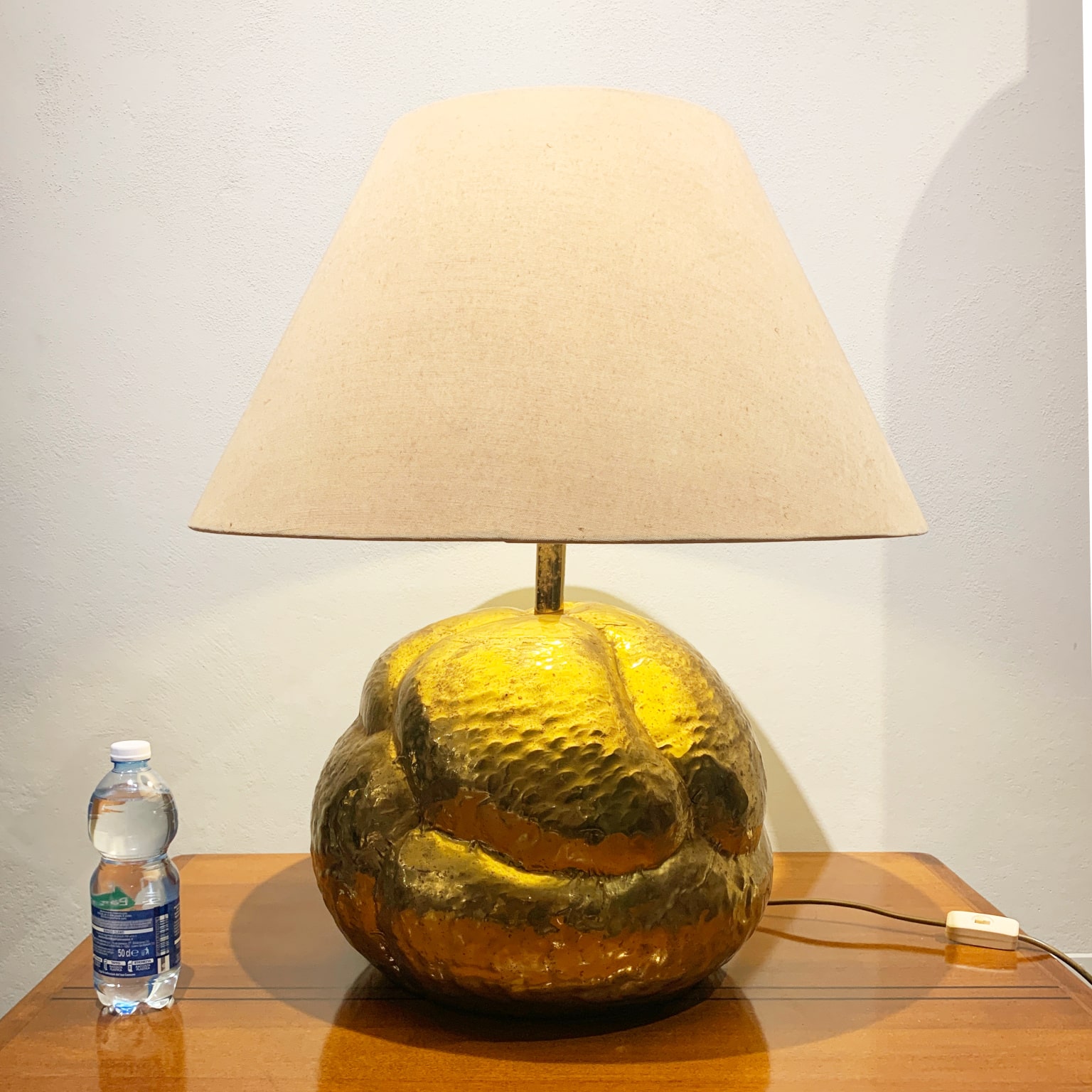 Lampada da appoggio in ottone sbalzato <br> Italia anni 70 - immagine 3