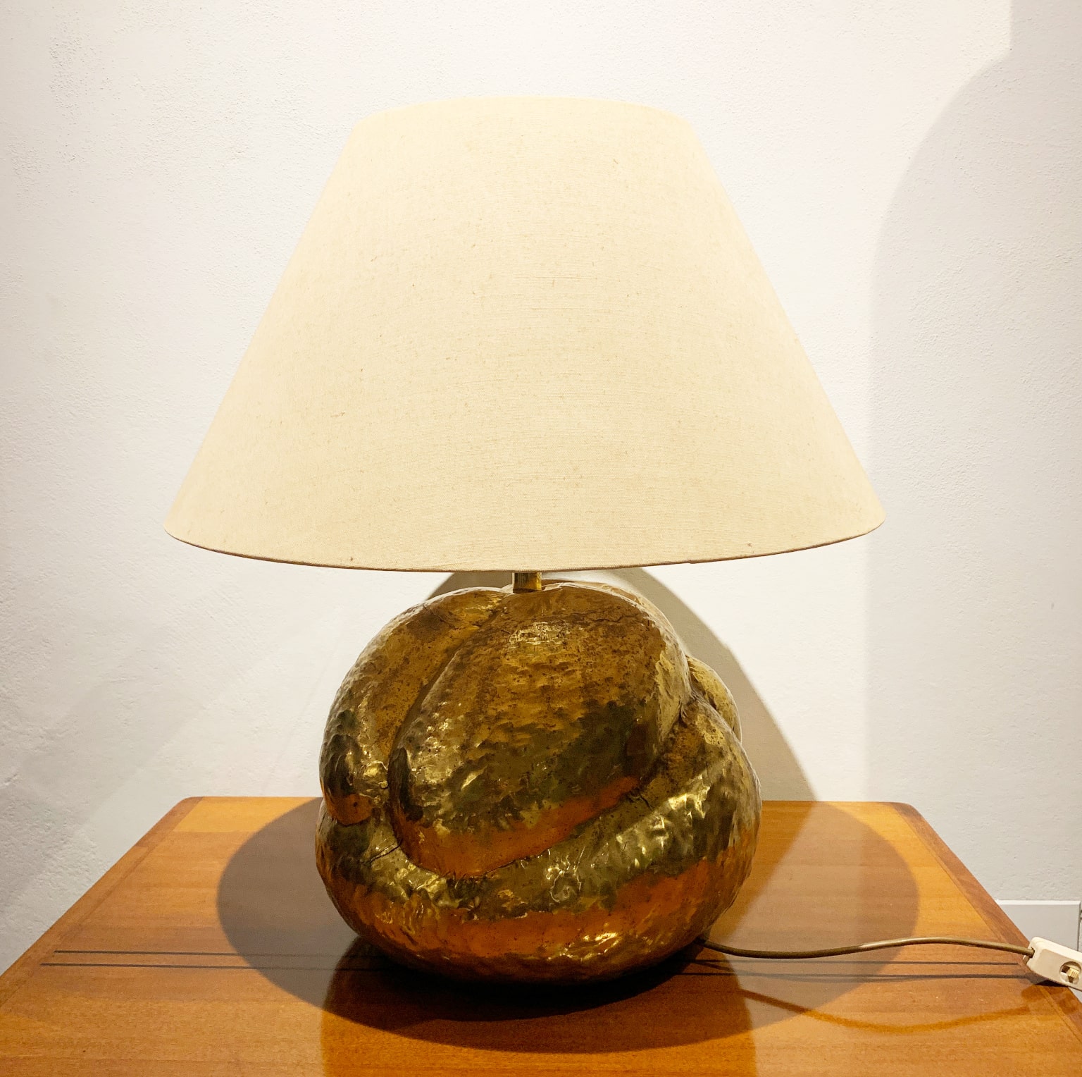 Lampada da appoggio in ottone sbalzato <br> Italia anni 70 - immagine 4