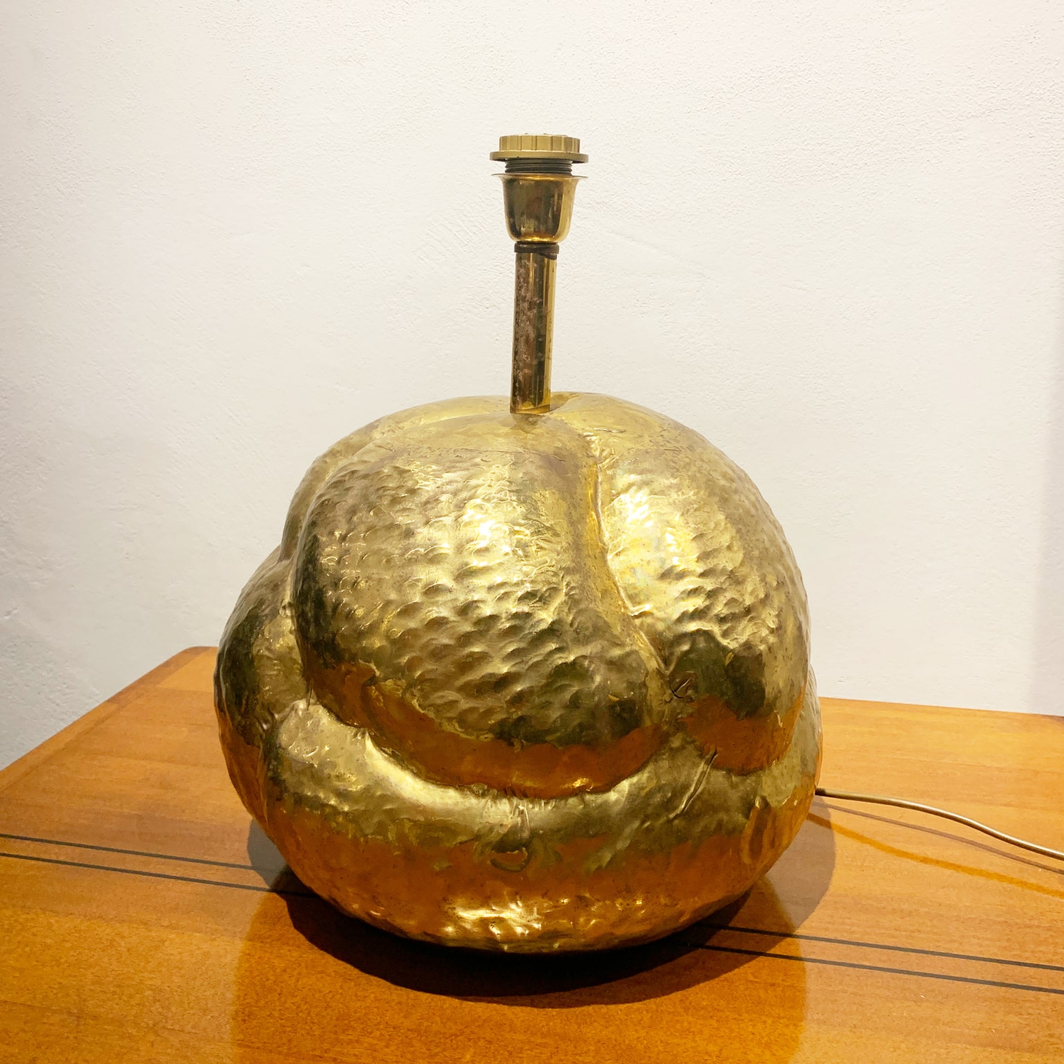 Lampada da appoggio in ottone sbalzato <br> Italia anni 70 - immagine 5
