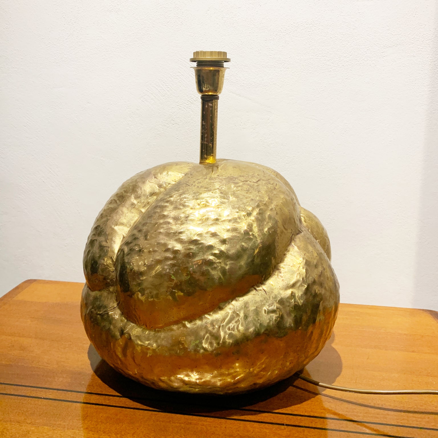 Lampada da appoggio in ottone sbalzato <br> Italia anni 70 - immagine 6
