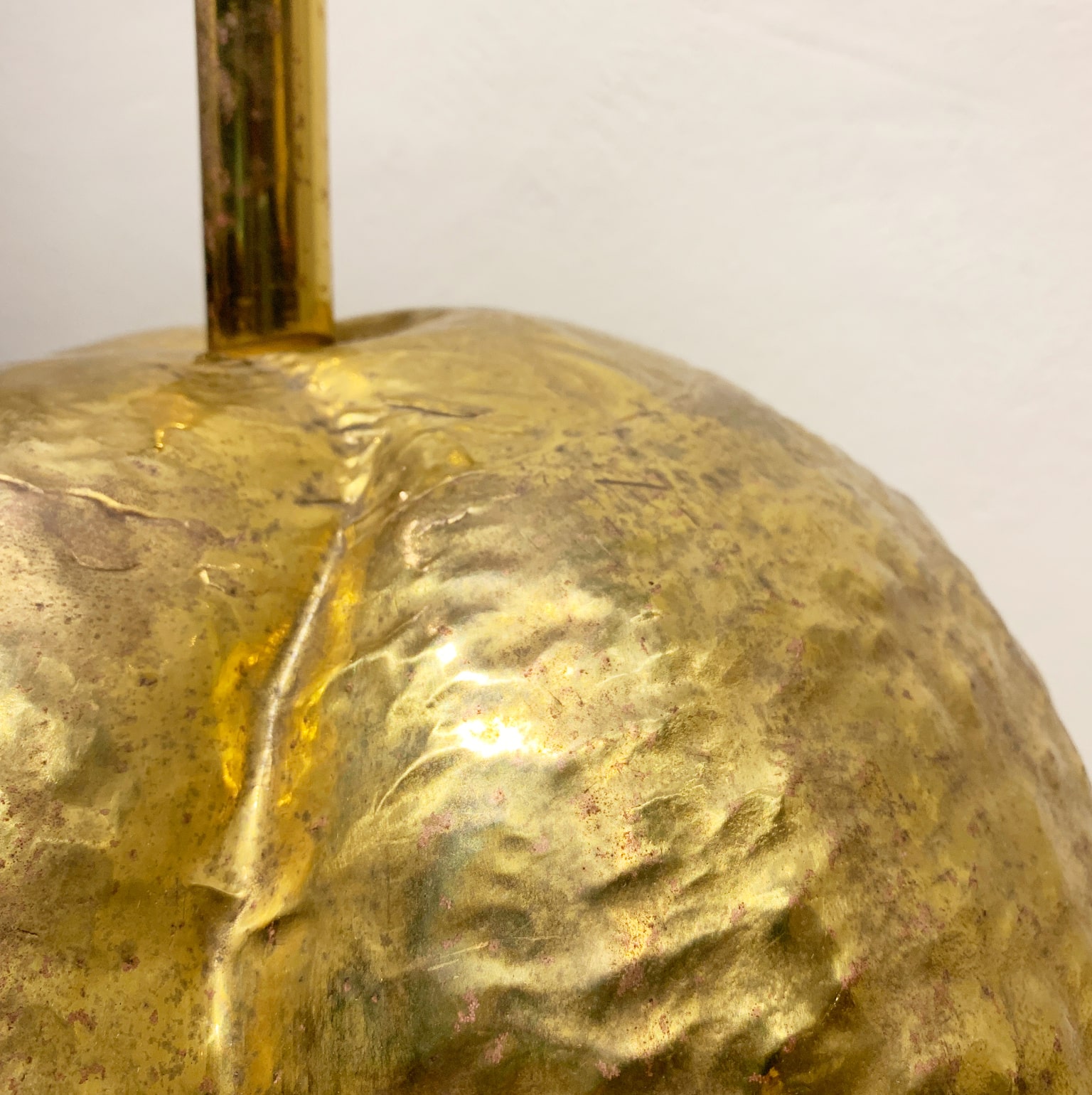 Lampada da appoggio in ottone sbalzato <br> Italia anni 70 - immagine 7