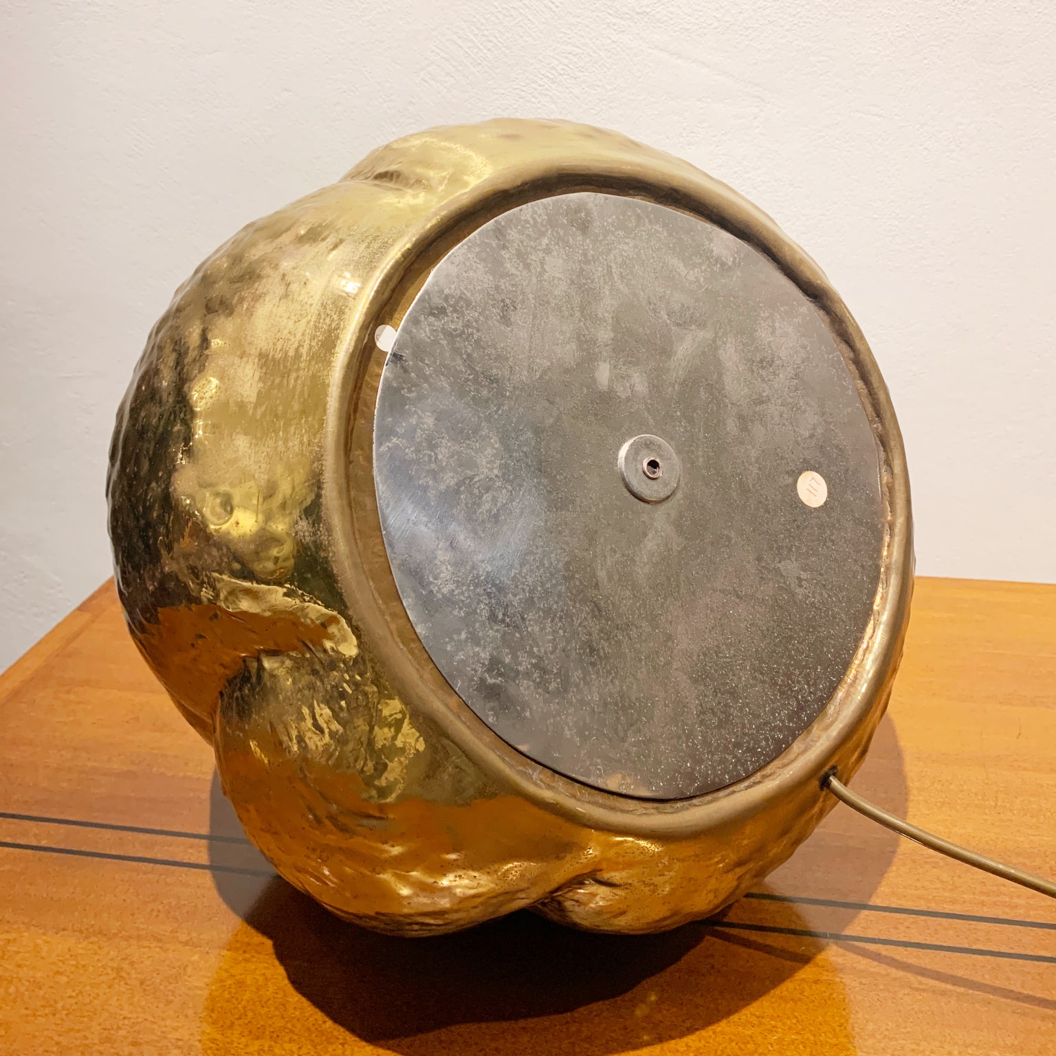 Lampada da appoggio in ottone sbalzato <br> Italia anni 70 - immagine 8