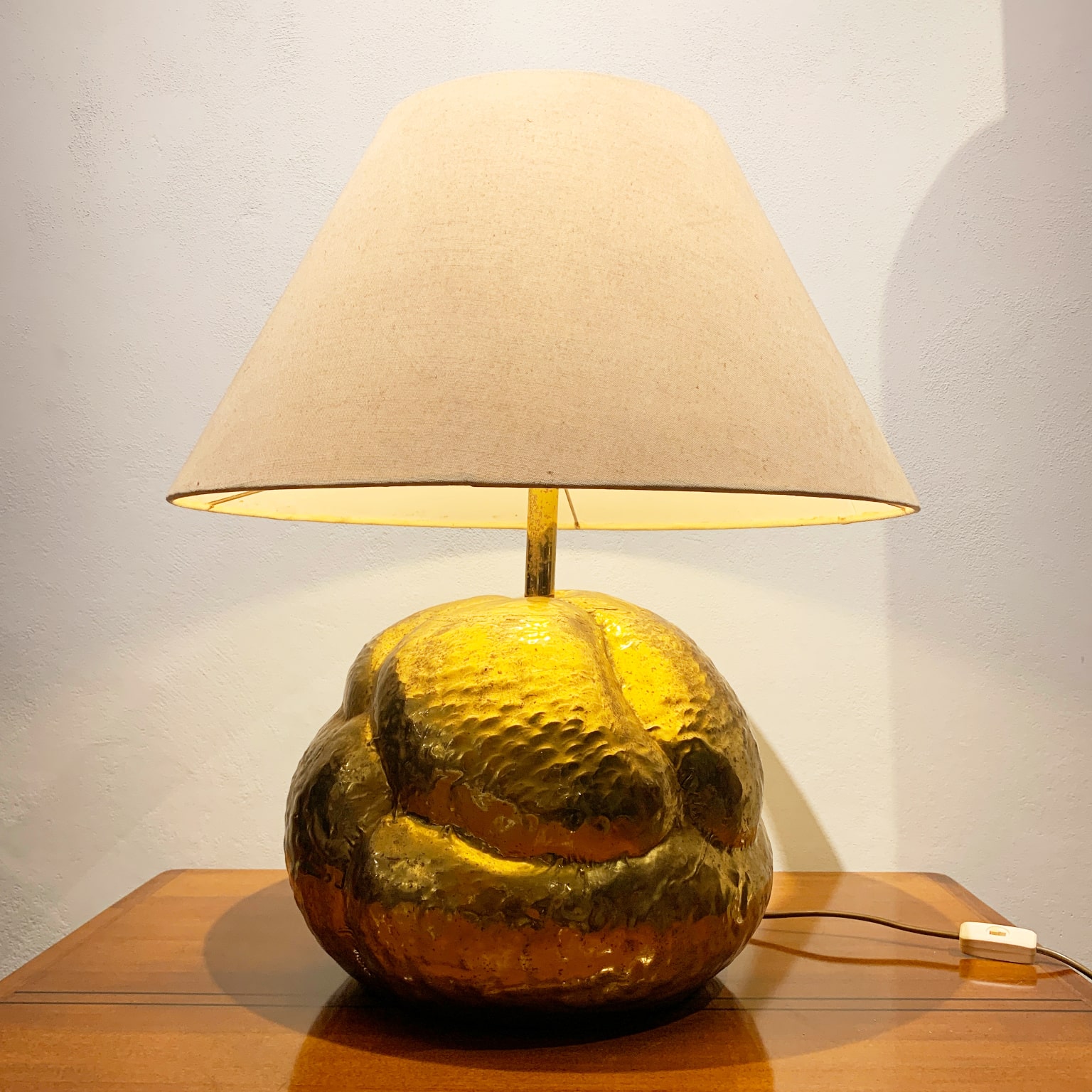Lampada da appoggio in ottone sbalzato <br> Italia anni 70
