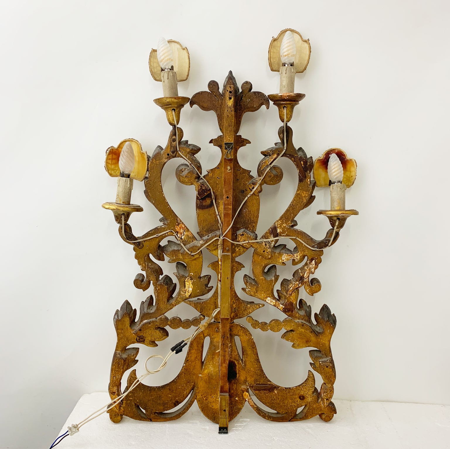 Antica lampada da muro in legno scolpito e dorato, Italia sec. XVIII - immagine 11