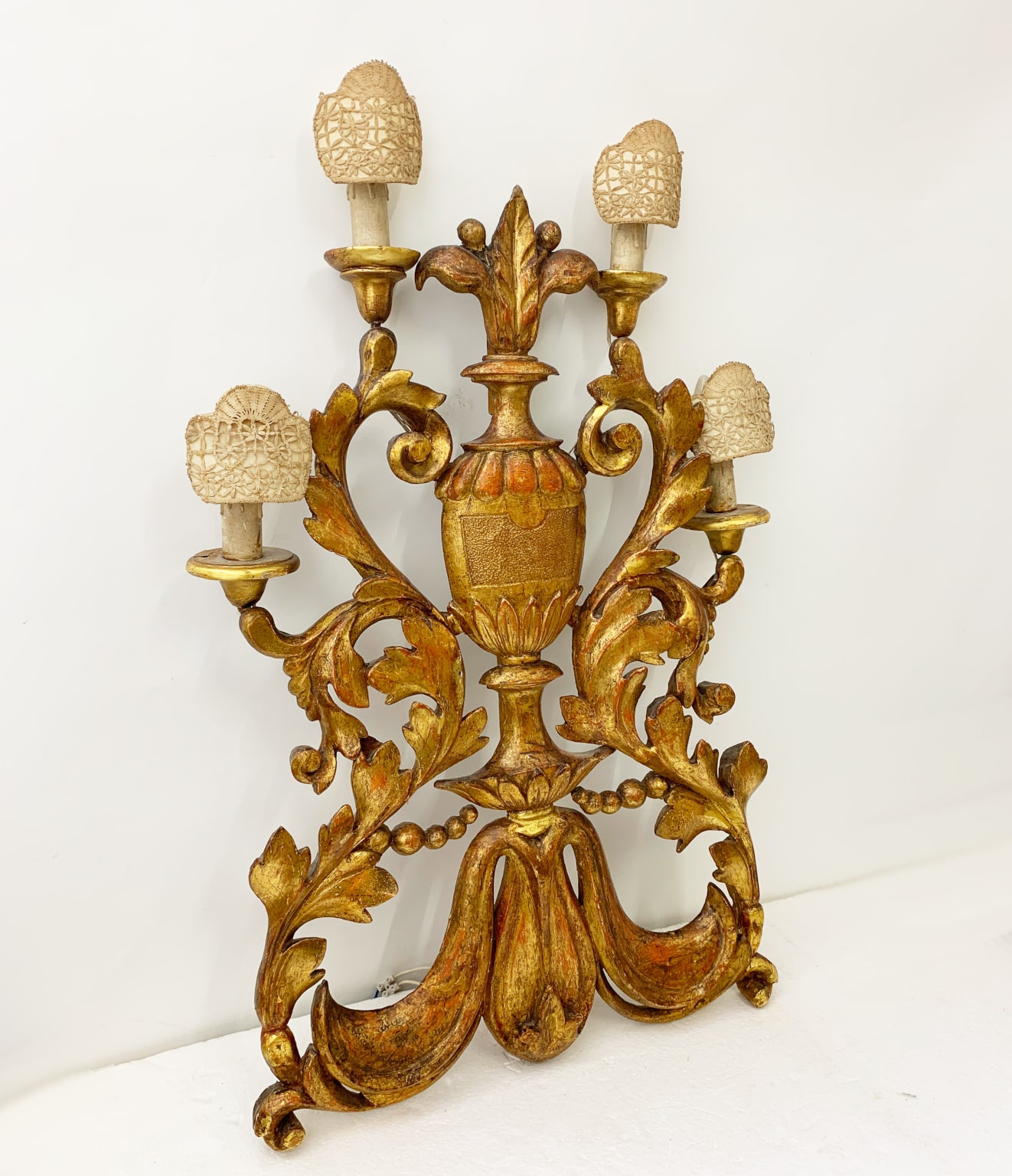 Antica lampada da muro in legno scolpito e dorato, Italia sec. XVIII - immagine 3
