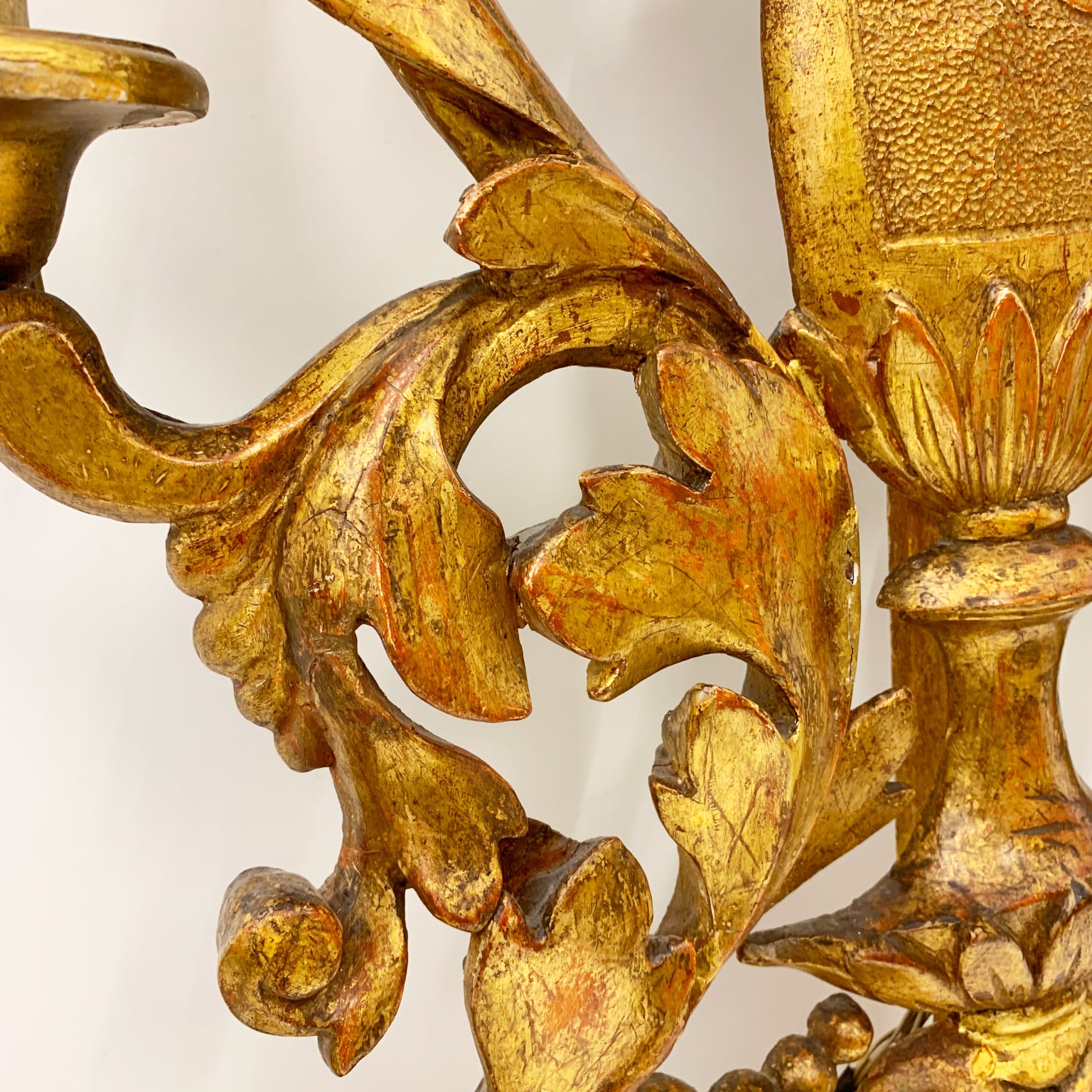 Antica lampada da muro in legno scolpito e dorato, Italia sec. XVIII - immagine 9