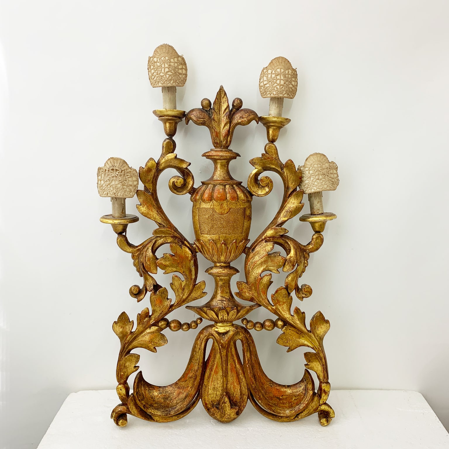 Antica lampada da muro in legno scolpito e dorato, Italia sec. XVIII