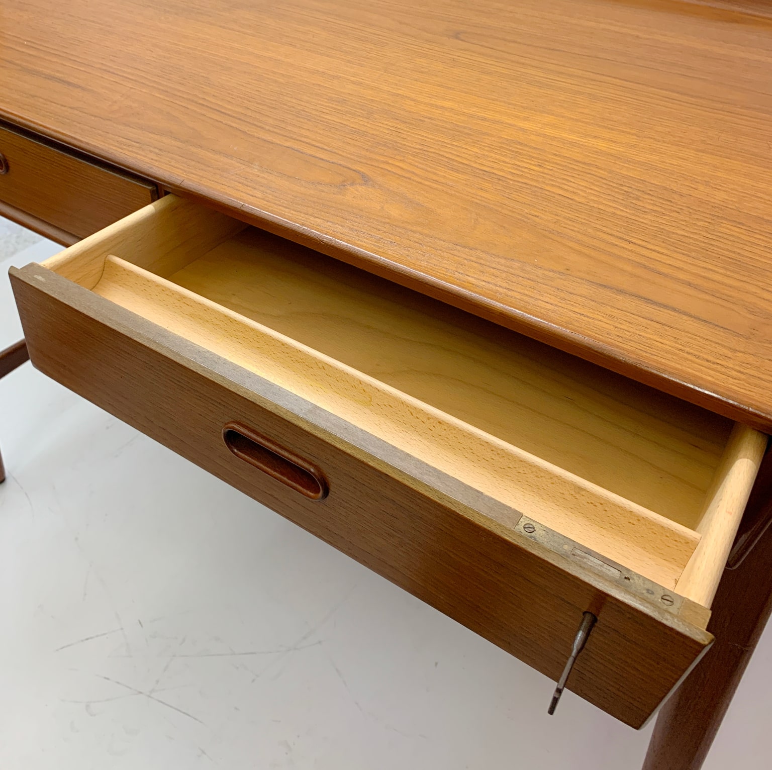 Svend Aage Madsen per Sigurd Hansen <br> Scrivania in teak anni 60 - immagine 9