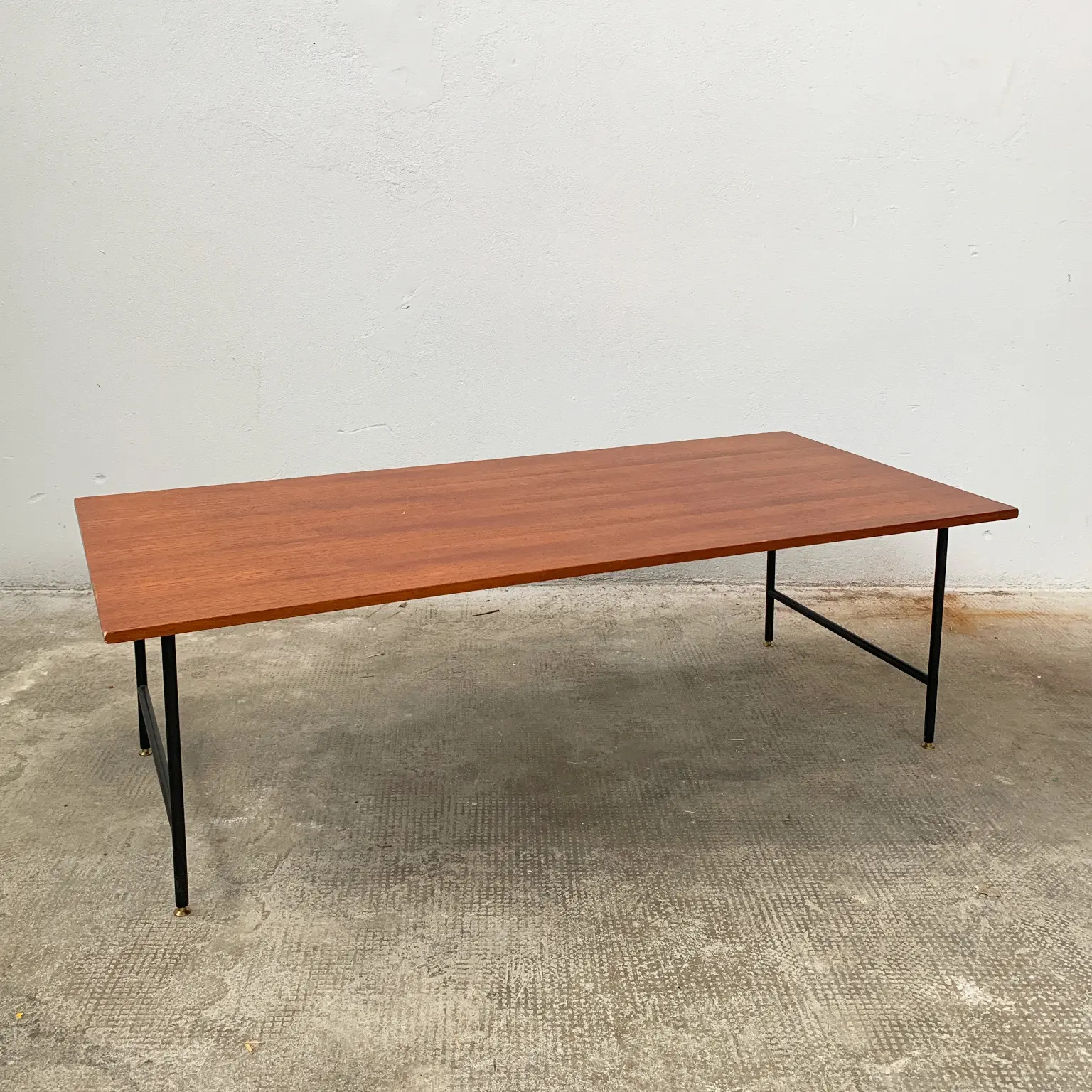 Tavolino rettangolare in teak <br> Italia anni 60