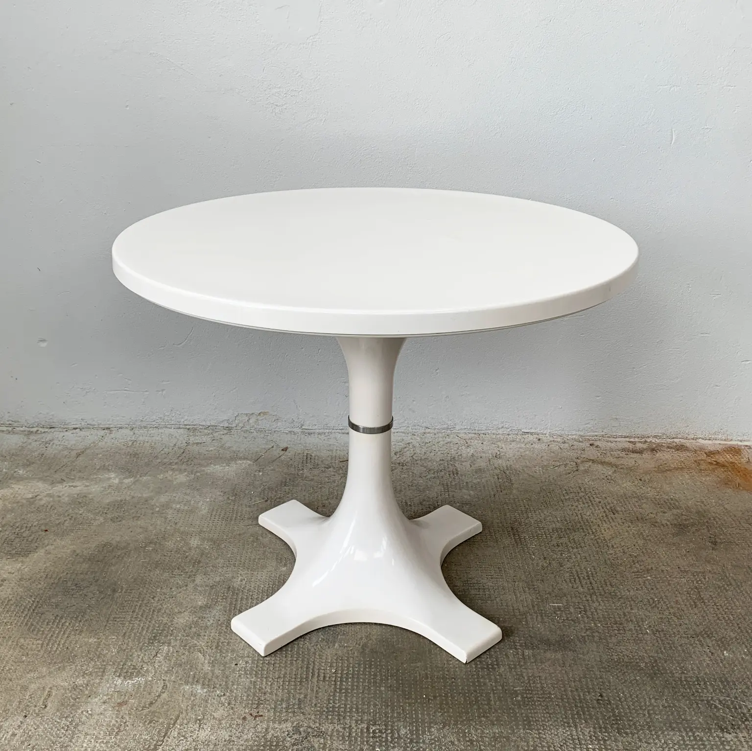 Ignazio Gardella e Anna Castelli per Kartell <br> Tavolo rotondo in vetroresina mod. 4993, 1967 - immagine 2