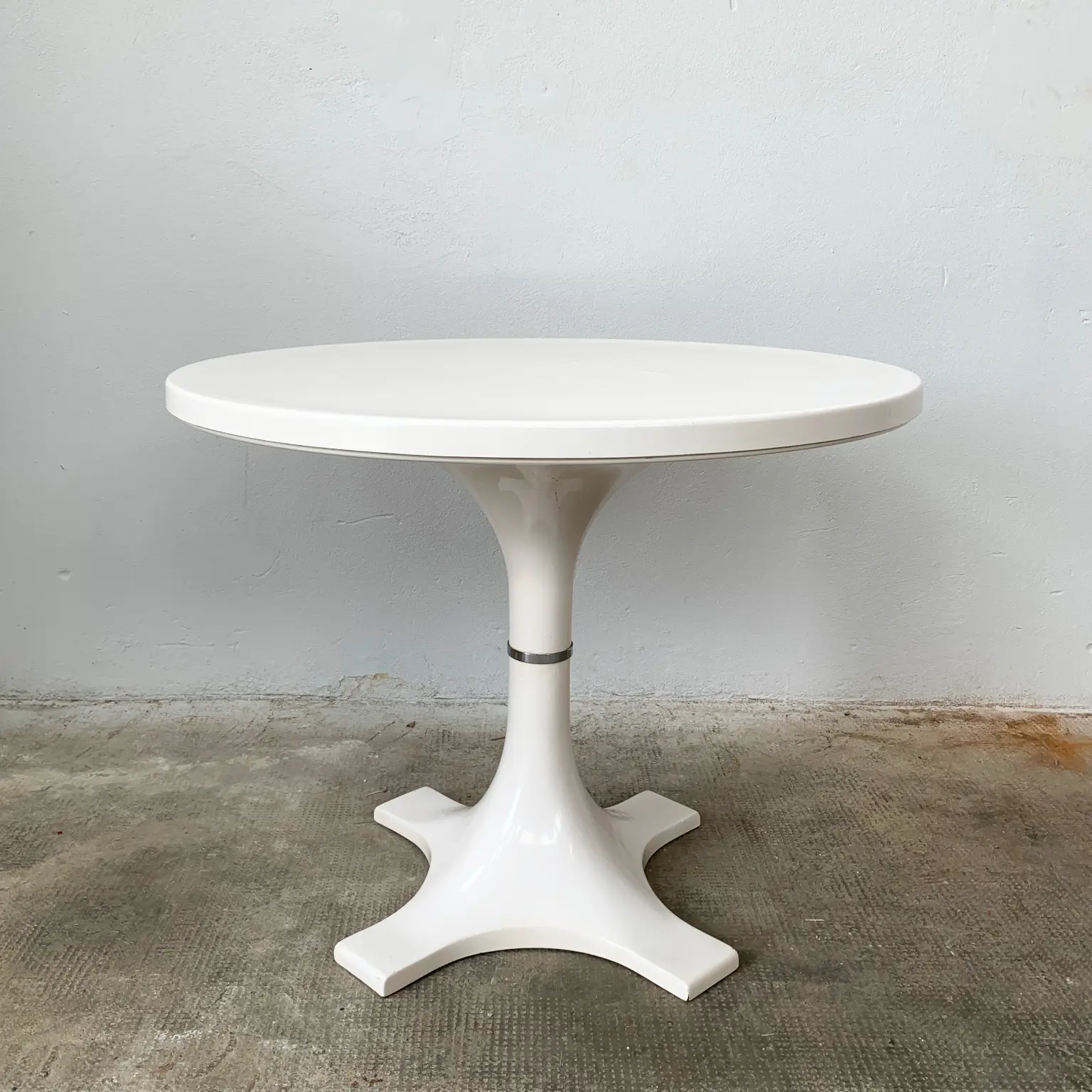 Ignazio Gardella e Anna Castelli per Kartell <br> Tavolo rotondo in vetroresina mod. 4993, 1967