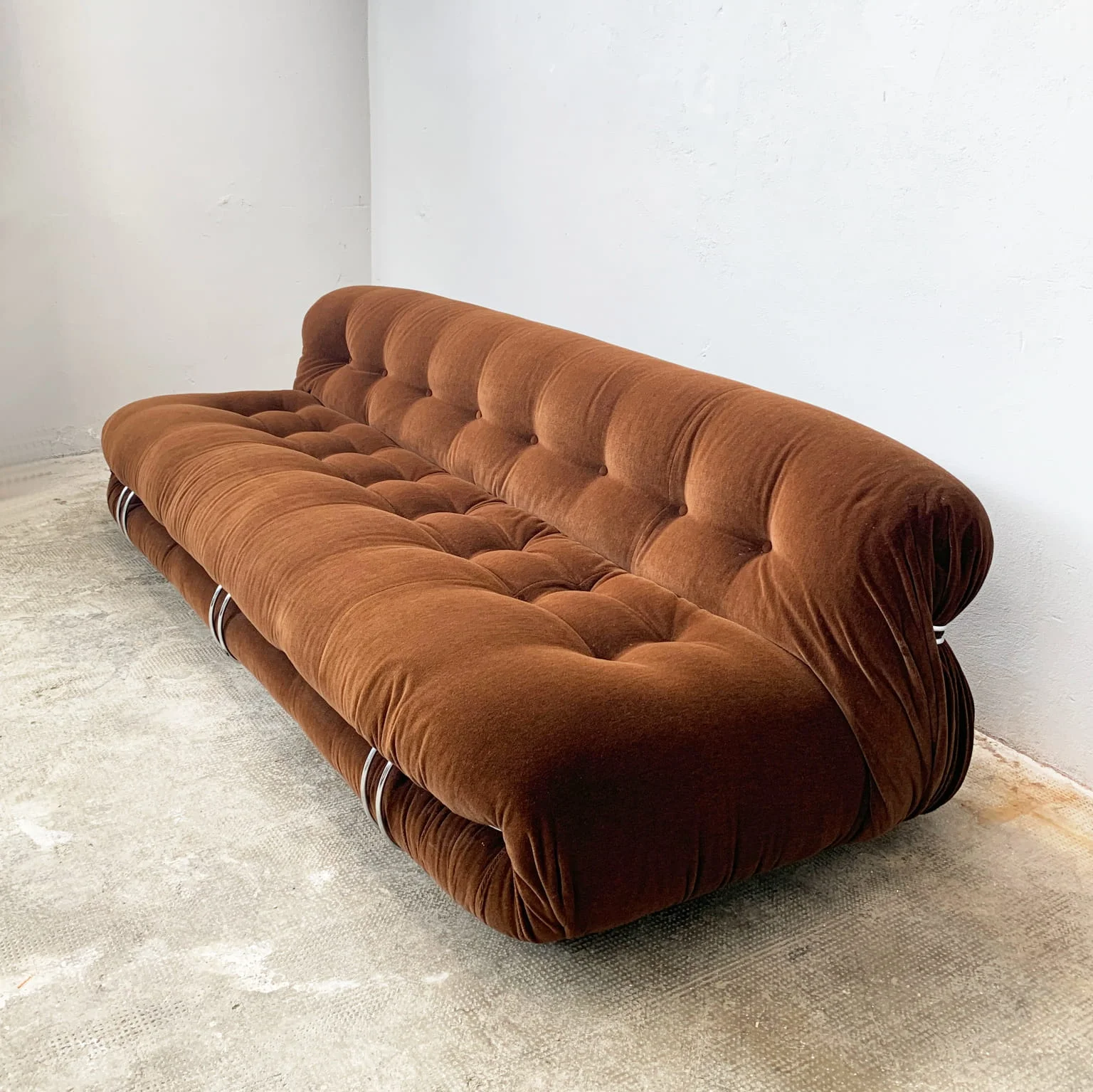 Afra e Tobia Scarpa per Cassina <br> Divano a 3 posti mod. Soriana, anni 70 - immagine 3