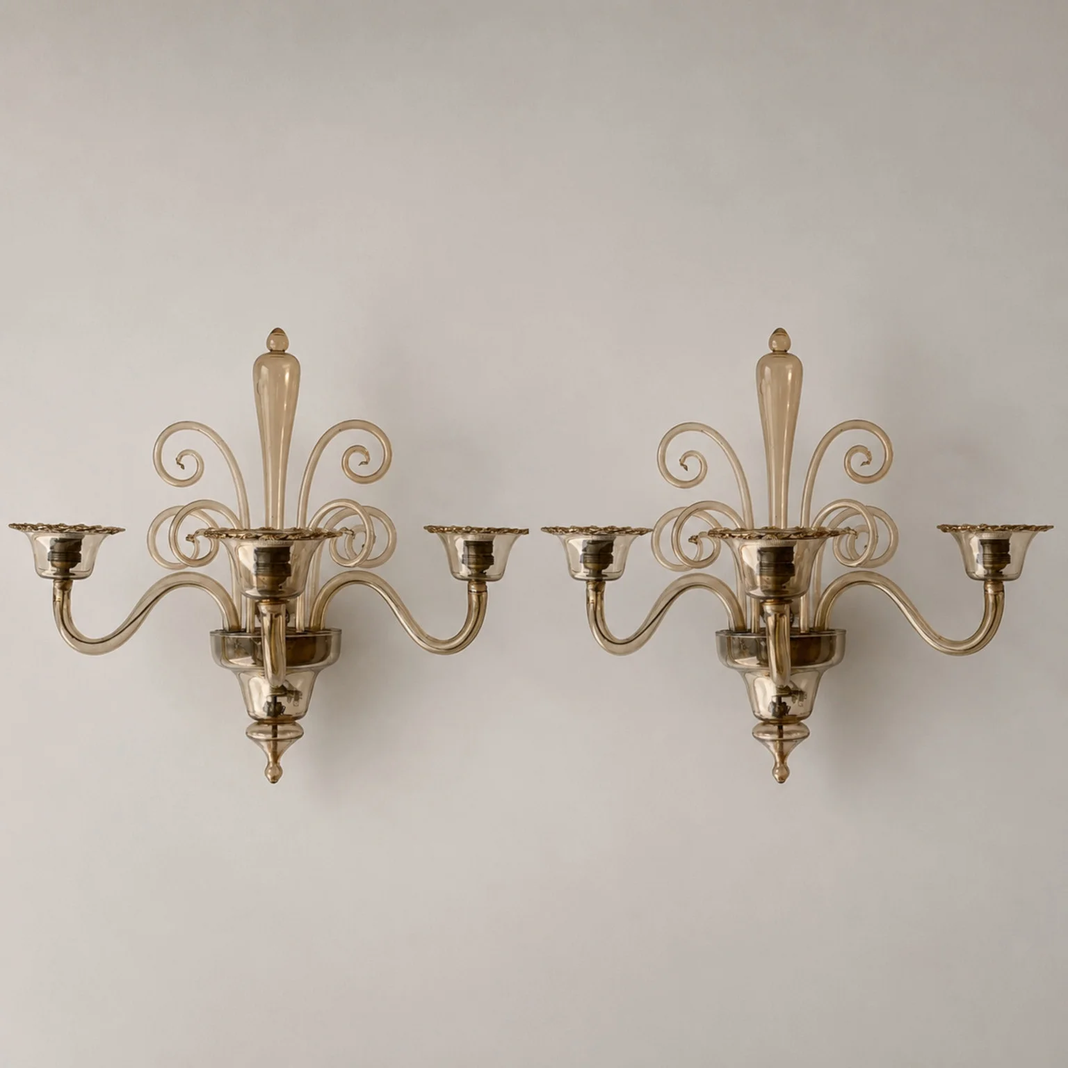 Coppia di applique in vetro ambrato <br> Murano, anni 60