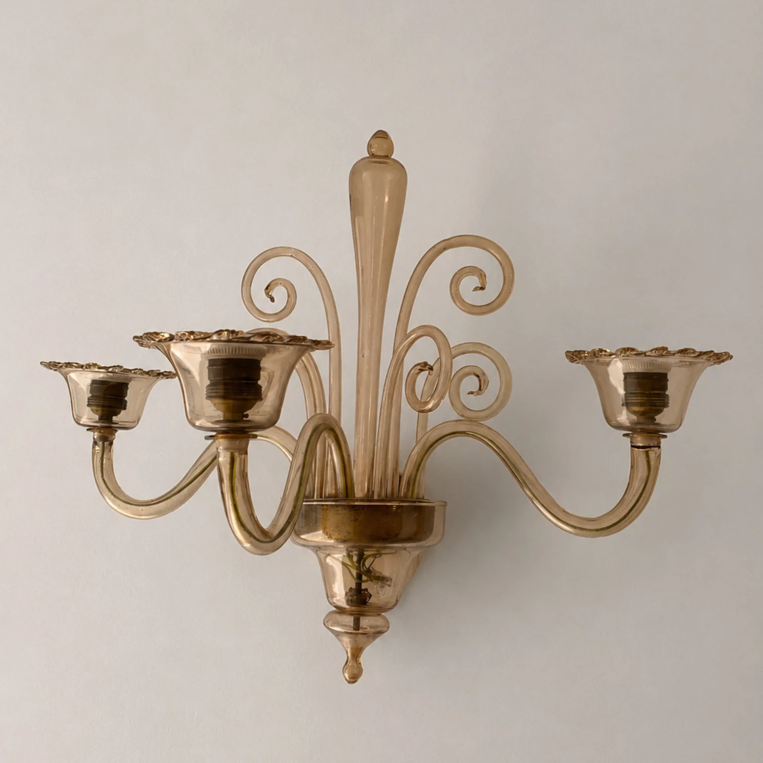 Coppia di applique in vetro ambrato <br> Murano, anni 60 - immagine 2