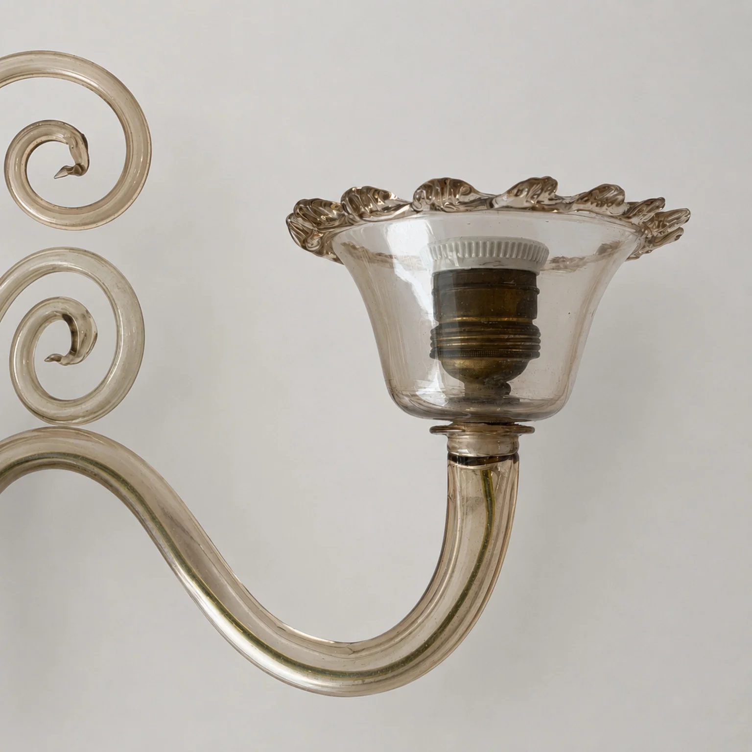 Coppia di applique in vetro ambrato <br> Murano, anni 60 - immagine 4