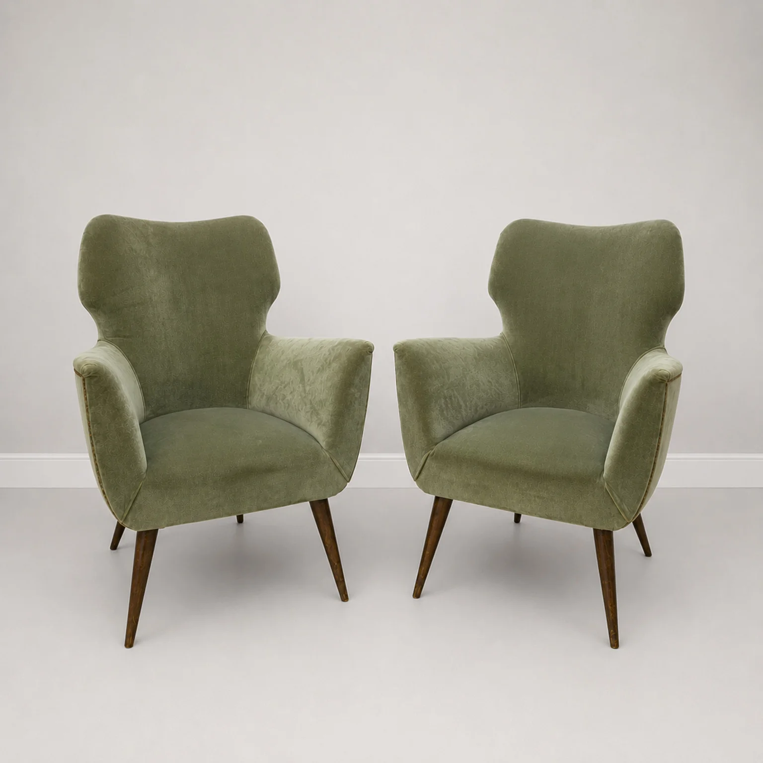 Coppia di poltroncine in velluto verde <br> Italia, anni 50