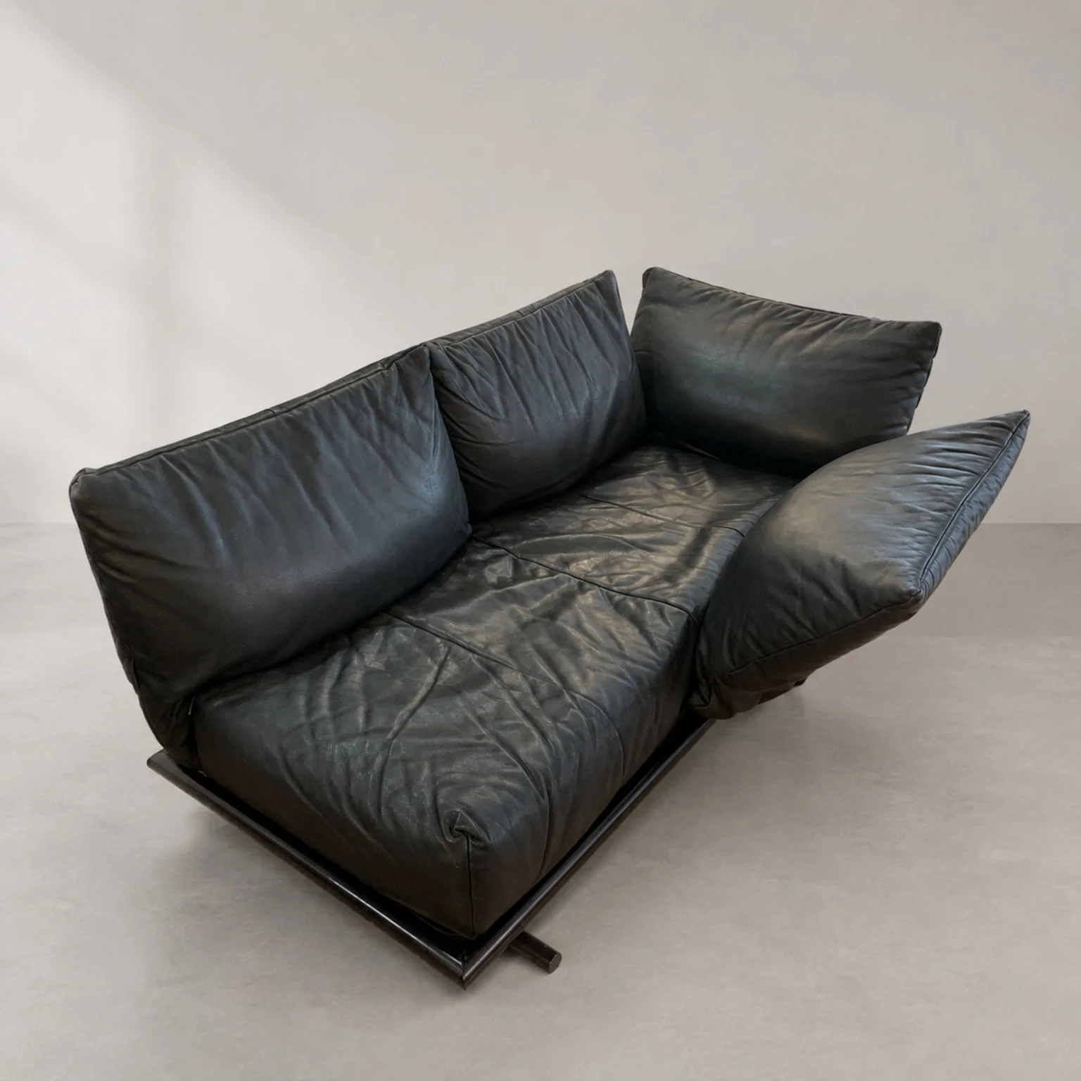 Peter Maly per Ligne Roset <br> Divano in pelle mod. Prao, anni 80 - immagine 6