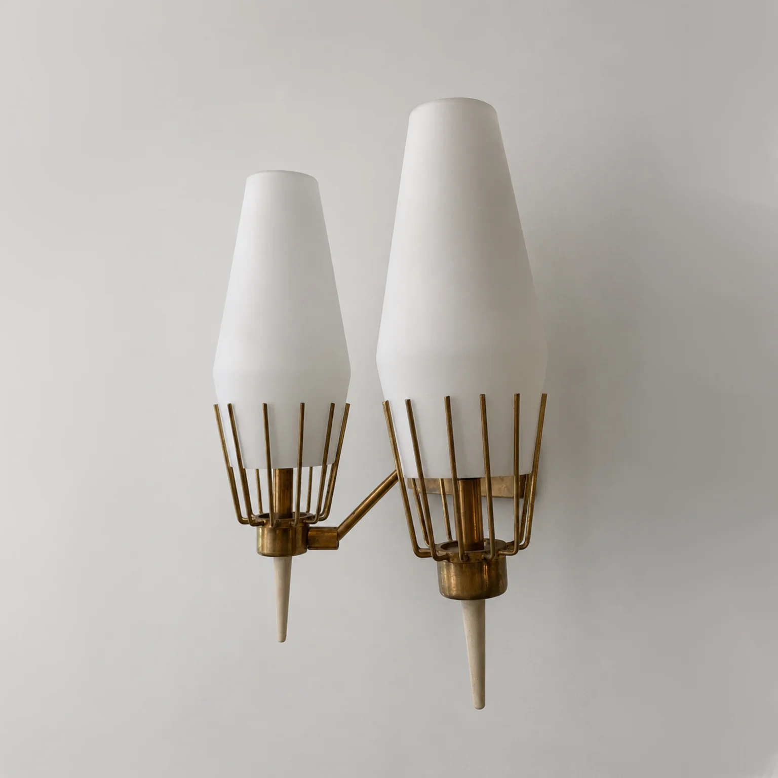 Gruppo di 4 applique in ottone e vetro <br> Italia, anni 50 - immagine 3