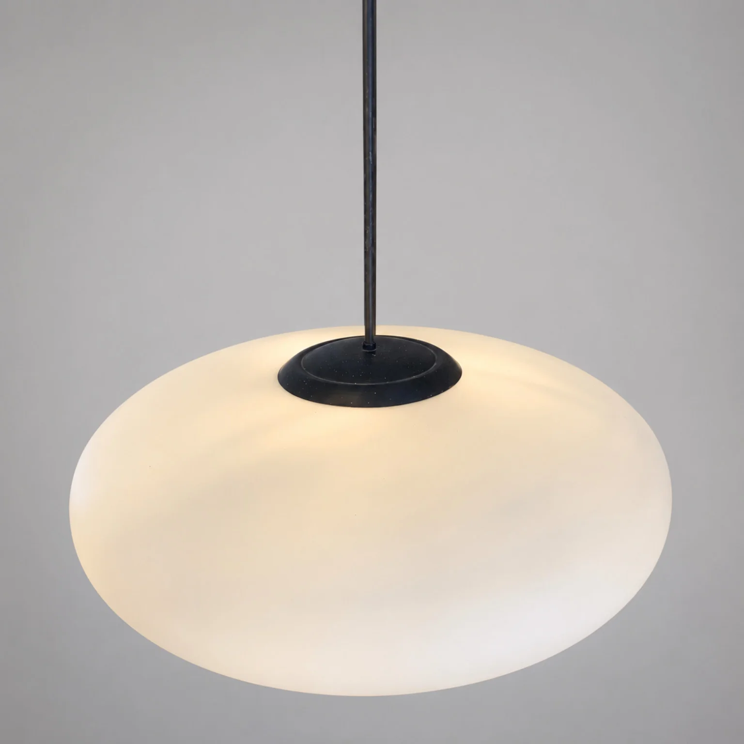 Lampada a sospensione mod. UFO <br> Produzione italiana attr. Stilnovo, anni 60 - immagine 3