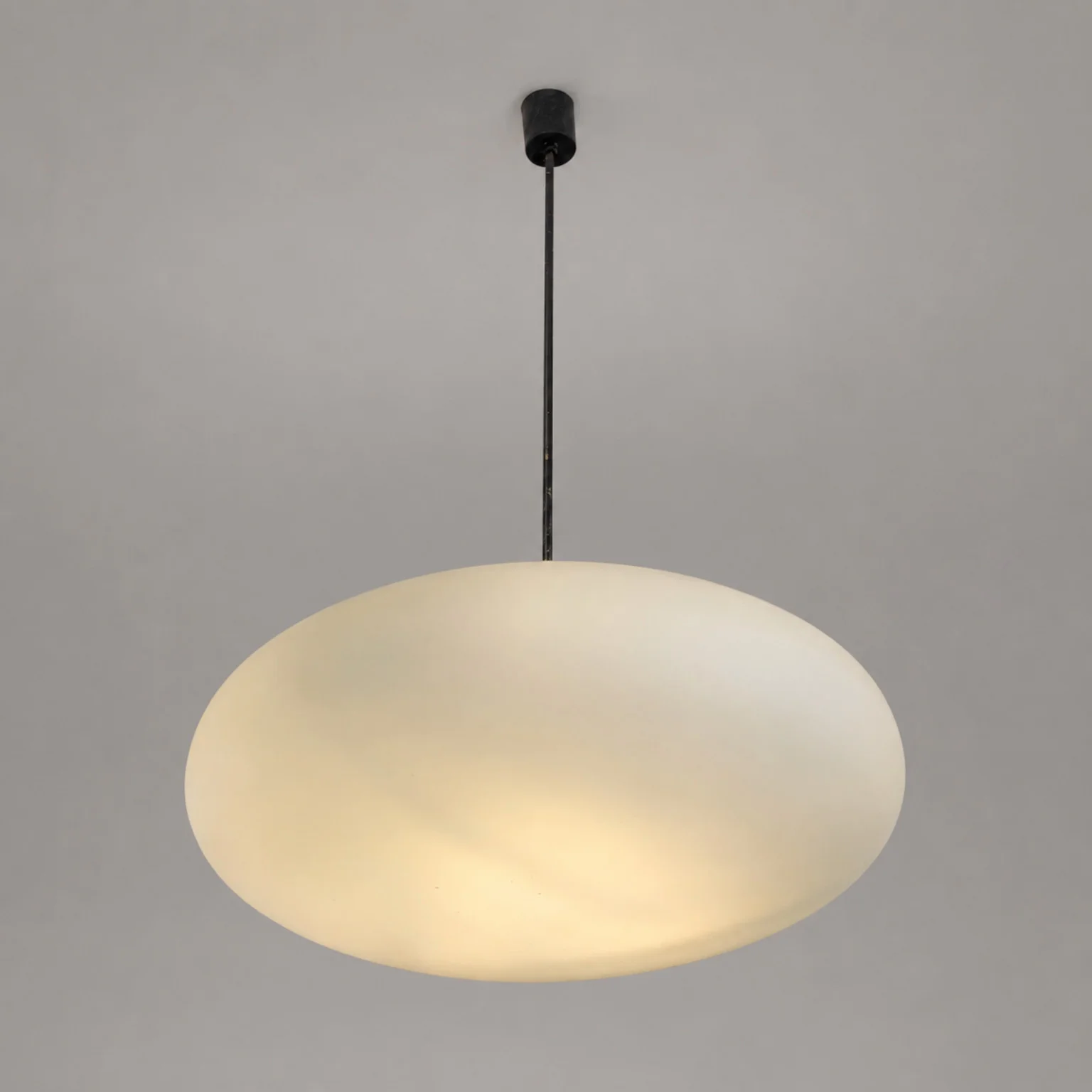 Lampada a sospensione mod. UFO <br> Produzione italiana attr. Stilnovo, anni 60 - immagine 4