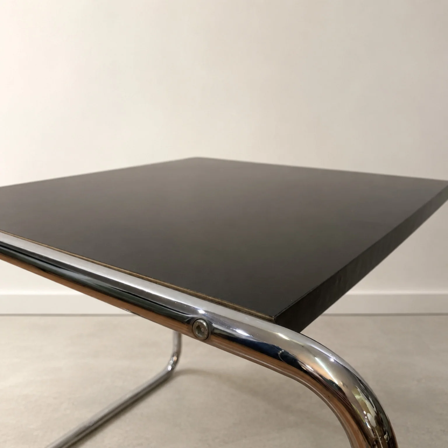 Marcel Breuer per Knoll <br> Tavolino mod. Laccio, anni 70 - immagine 4