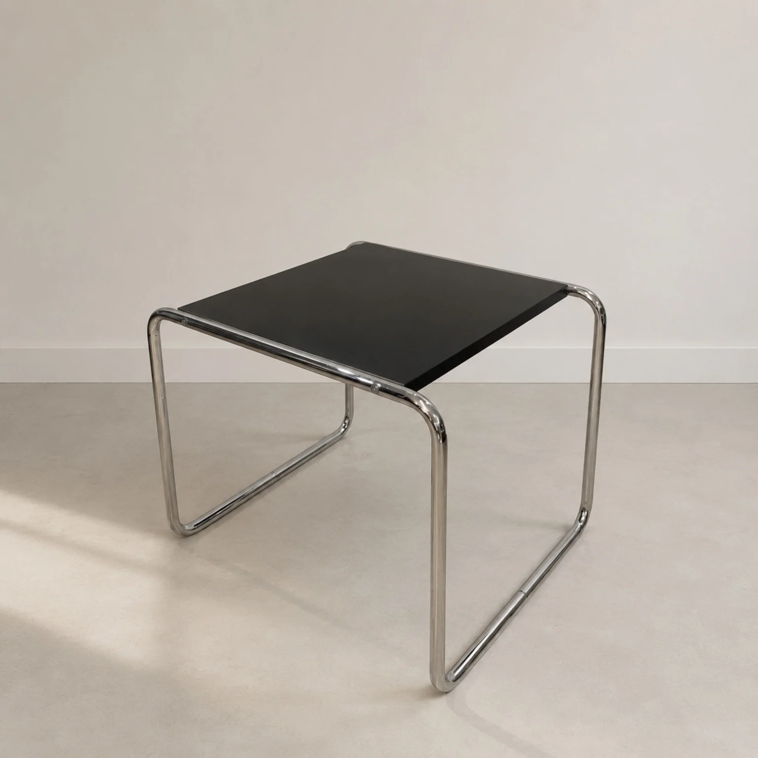Marcel Breuer per Knoll <br> Tavolino mod. Laccio, anni 70