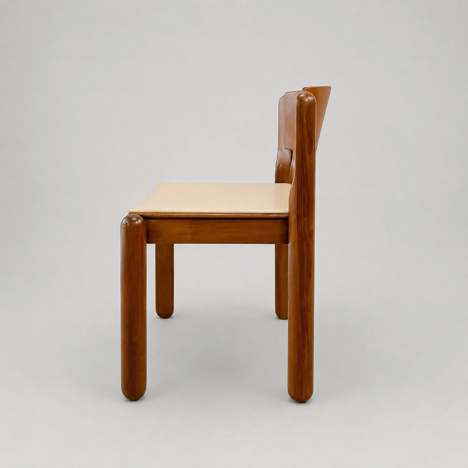 Vico Magistretti per Cassina <br> Gruppo di 6 sedie impilabili mod. 122, anni 60 - immagine 5