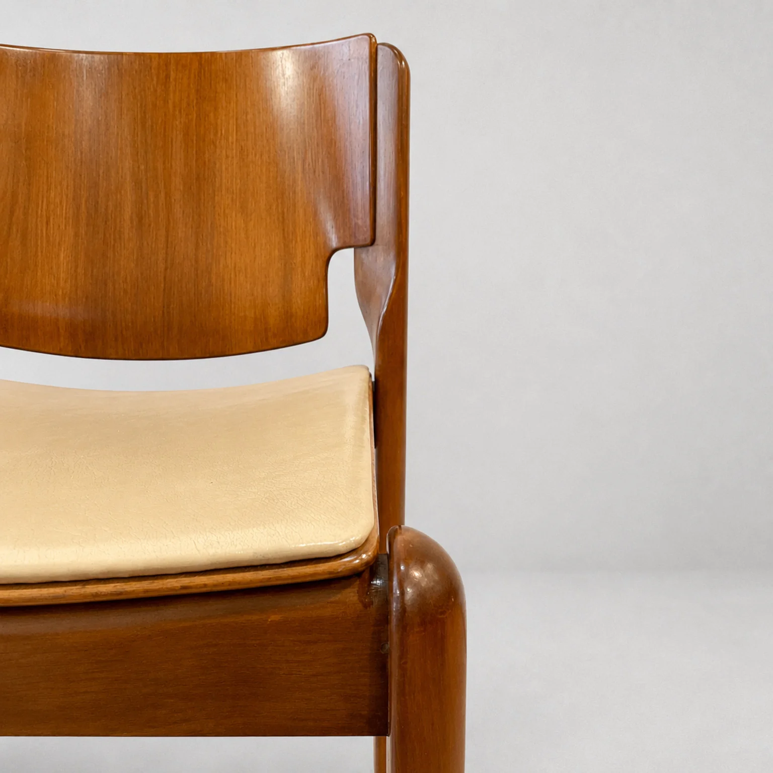 Vico Magistretti per Cassina <br> Gruppo di 6 sedie impilabili mod. 122, anni 60 - immagine 7