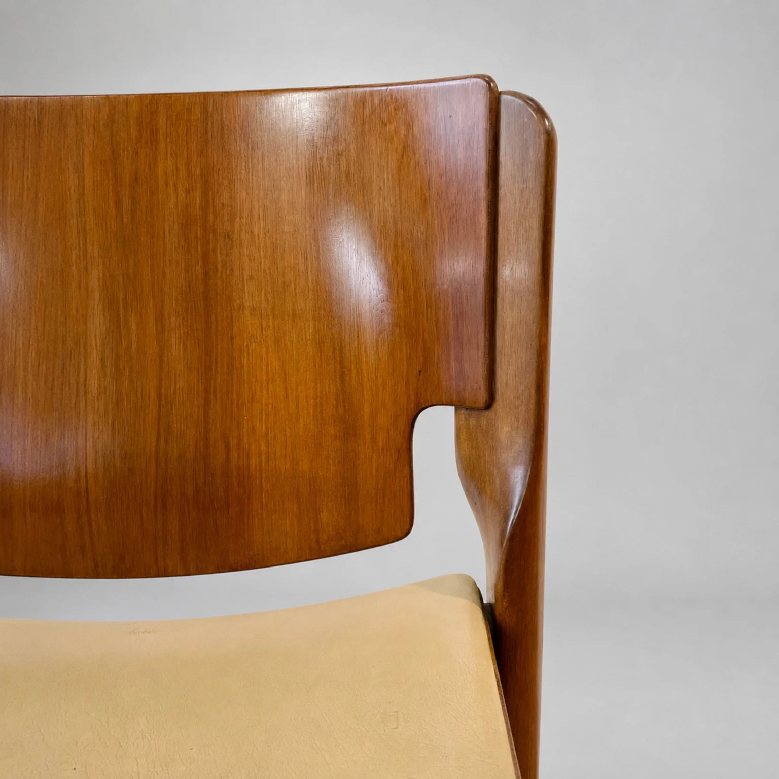 Vico Magistretti per Cassina <br> Gruppo di 6 sedie impilabili mod. 122, anni 60 - immagine 8