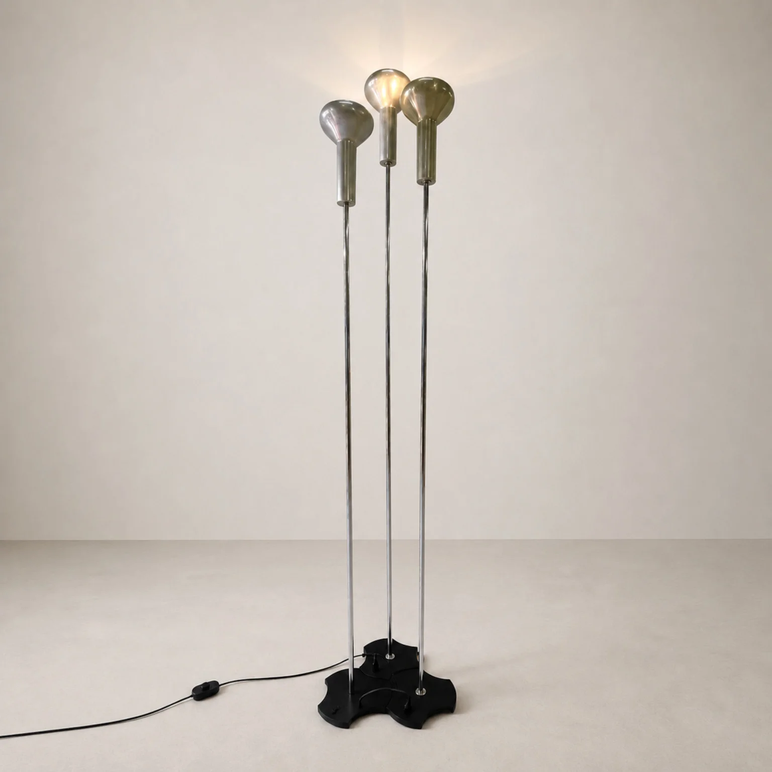Gino Sarfatti per Arredoluce <br> Set di 3 lampade da terra mod. 1073/3, anni 60 - immagine 2