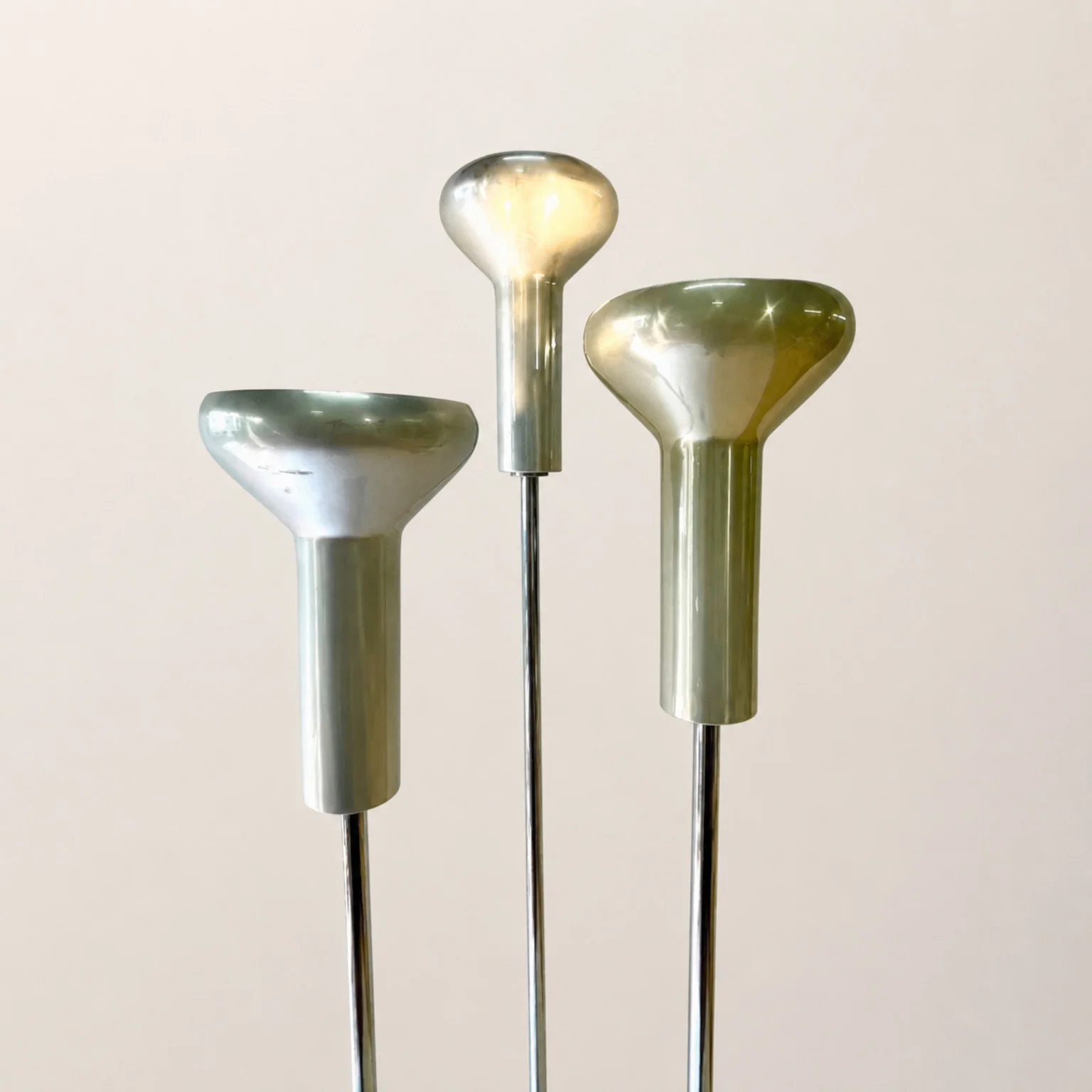 Gino Sarfatti per Arredoluce <br> Set di 3 lampade da terra mod. 1073/3, anni 60 - immagine 3