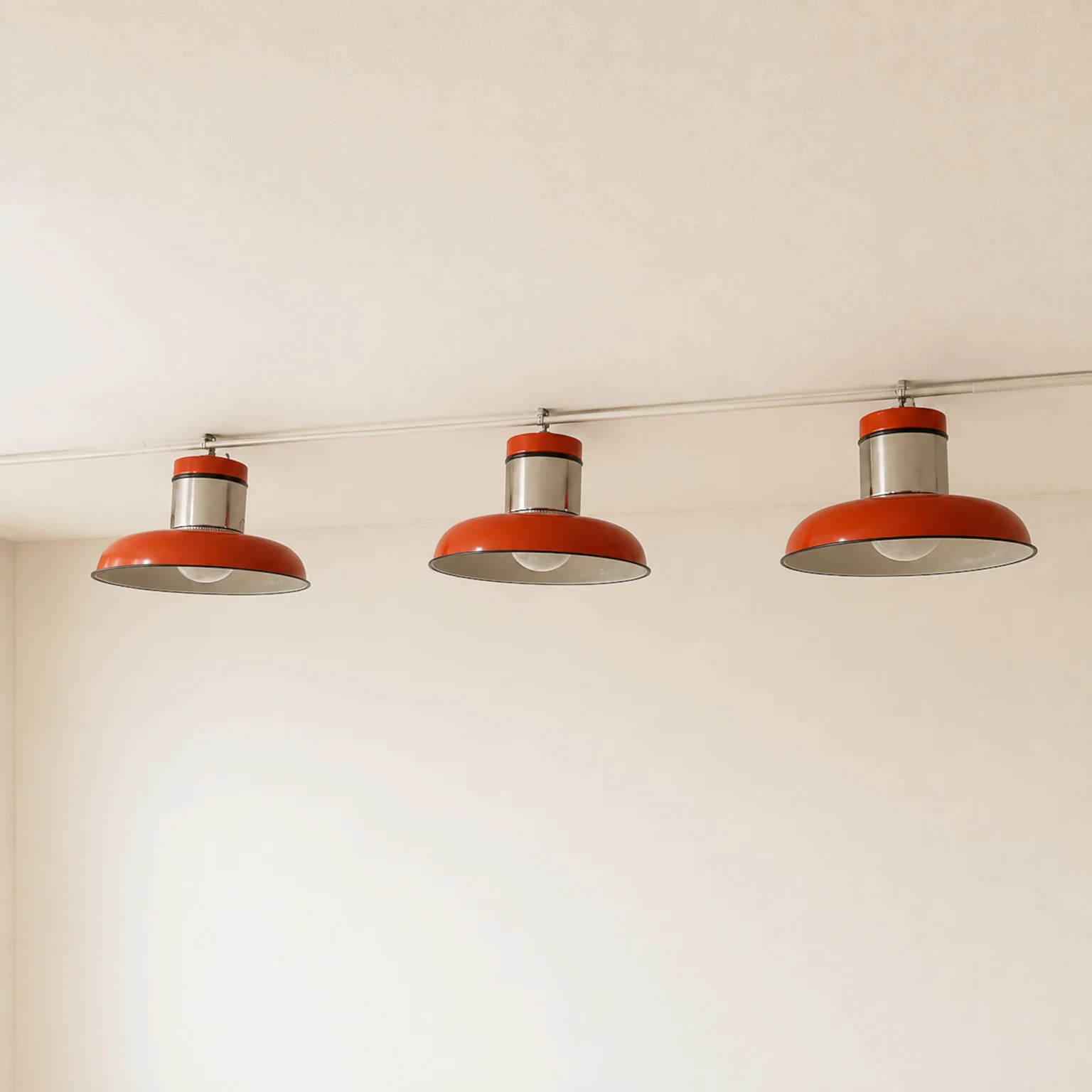 Gianni Celada per Fontana Arte <br> Gruppo di 3 lampade a soffitto mod. Sisten, anni 70 - immagine 2